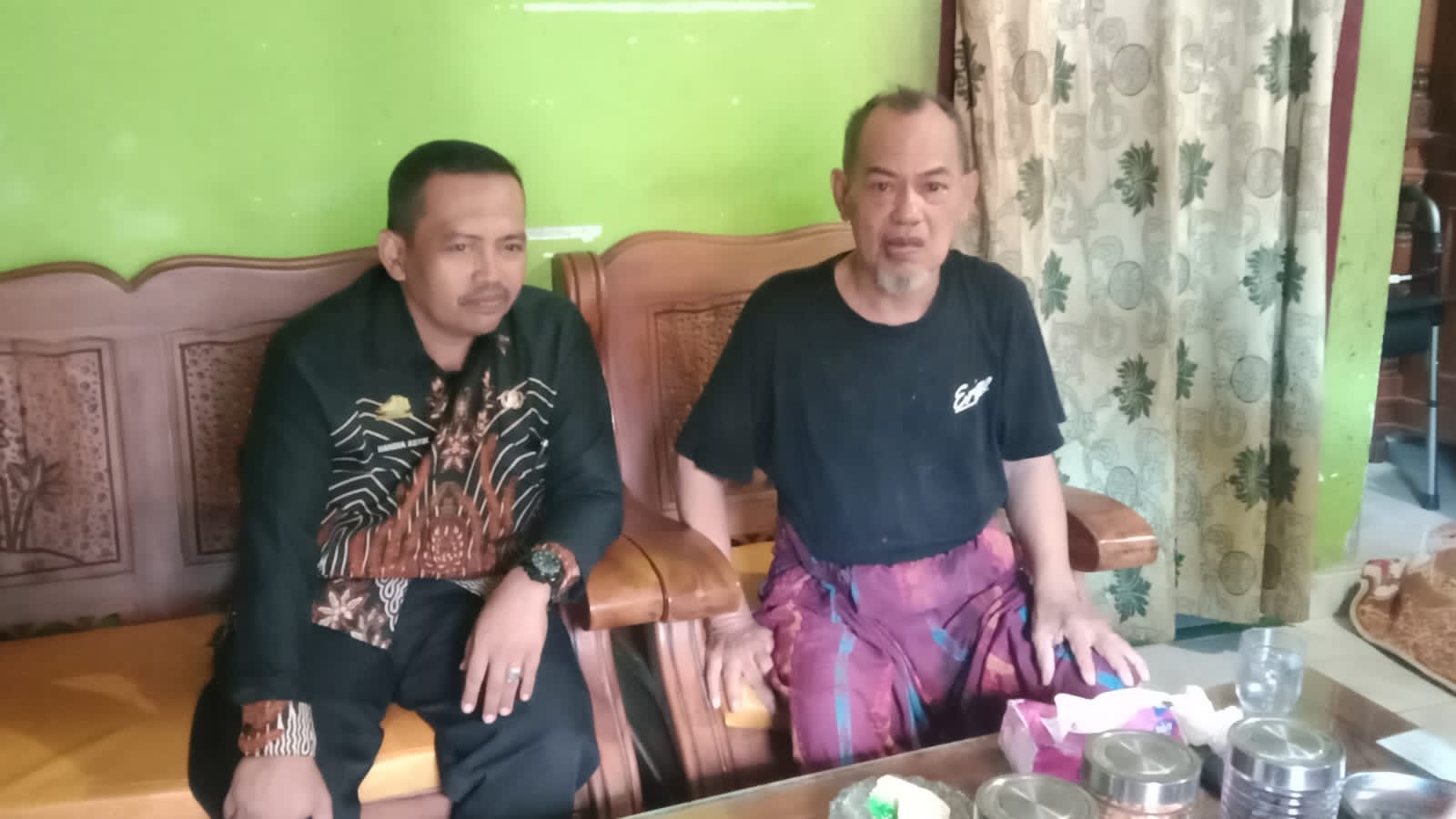 Solidaritas Tinggi: Keluarga Besar SMAN 8 Pinrang Jenguk Mantan Kepala Sekolah yang Sedang Sakit Stroke