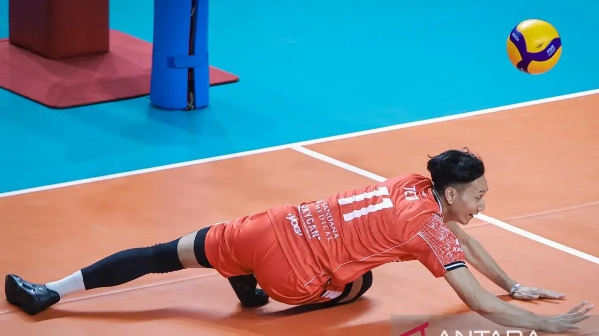 Pebola voli Surabaya Samator Tedy Oka berusaha mengambil bola saat laga menghadapi Jakarta Bhayangkara Samator pada laga final four Proliga 2026 di Jawapos Arena, Surabaya, Kamis (2/4/2026) petang. ANTARA/Rizal Hanafi