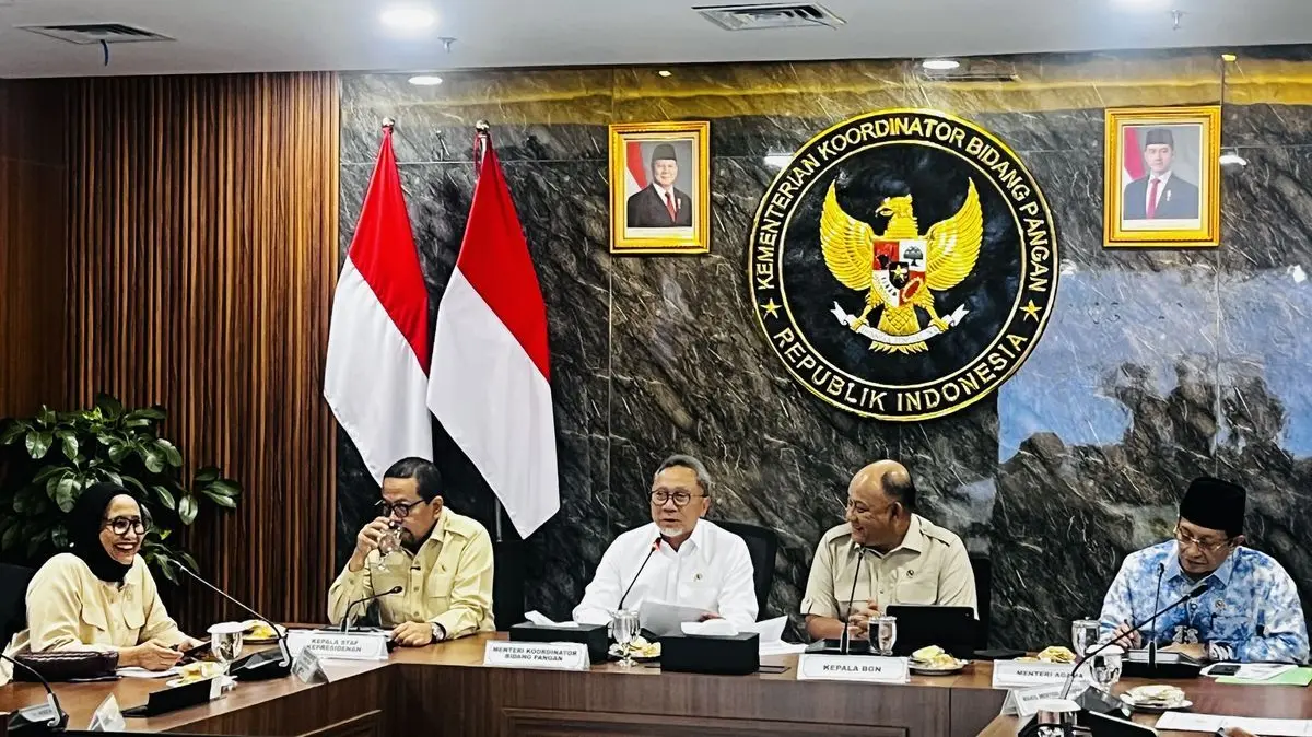 Menteri Koordinator Bidang Pangan Zulkifli Hasan (Zulhas) (tengah) dan Kepala Badan Gizi Nasional (BGN) Dadan HIndayana dalam rapat koordinasi di kantornya, Jakarta, Kamis (2/4/2026).