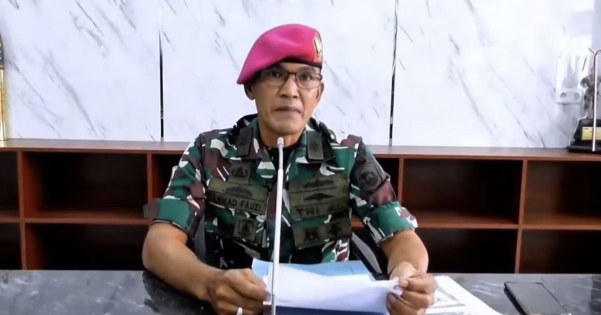 Perwira Hukum Resimen Bantuan Tempur 2 Marinir, Mayor Ahmad Fauzi memberikan keterangan resmi mengenai insiden peluru nyasar di Gresik, Jawa Timur. (Foto KOMPAS.com/Ridho Danu Prasetyo)