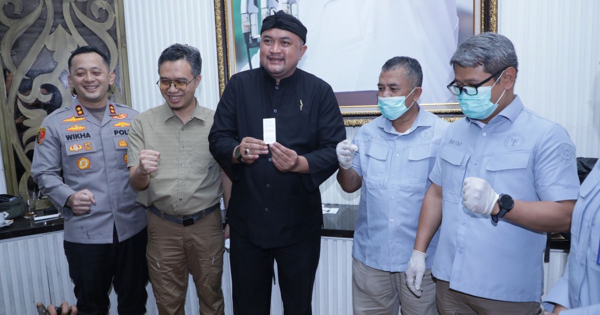 Bupati Bogor Rudy Susmanto usai mengikuti tes urine. Foto : Diskominfo