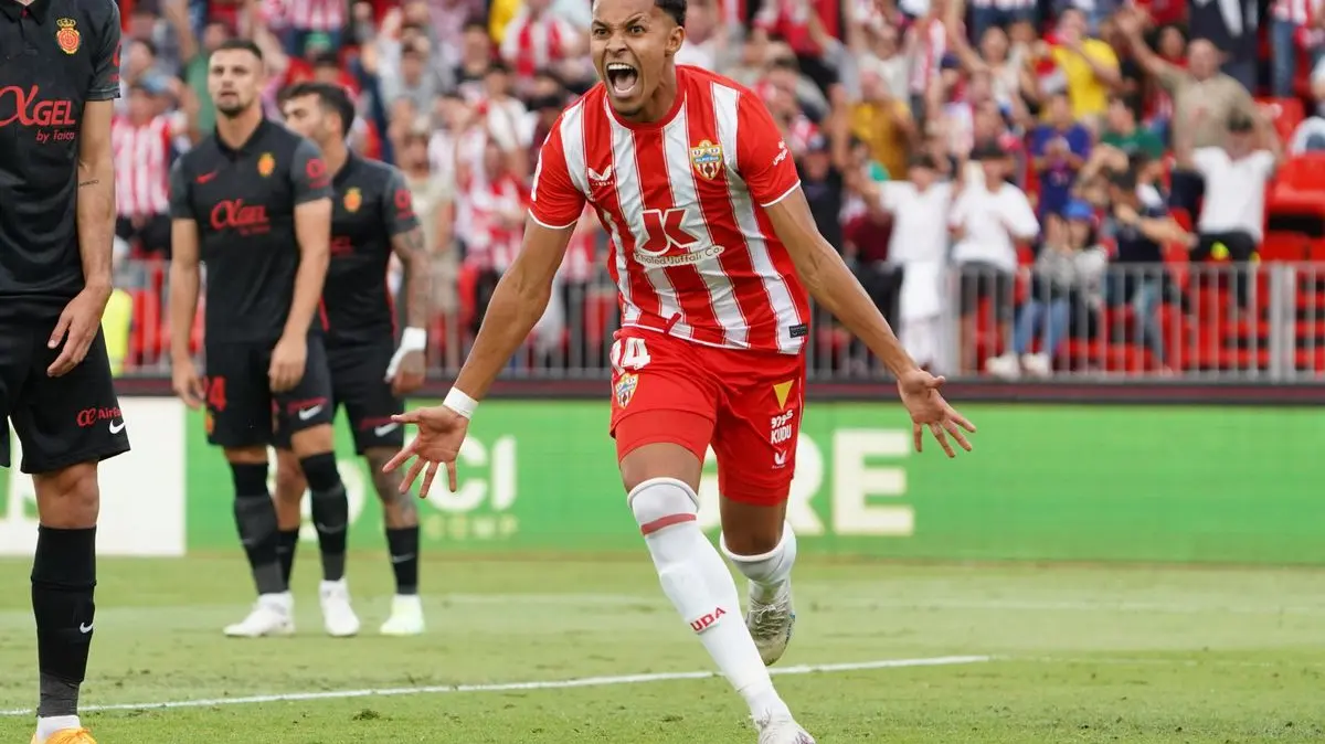 Lázaro Vinicius dalam sebuah pertandingan bersama Almería.