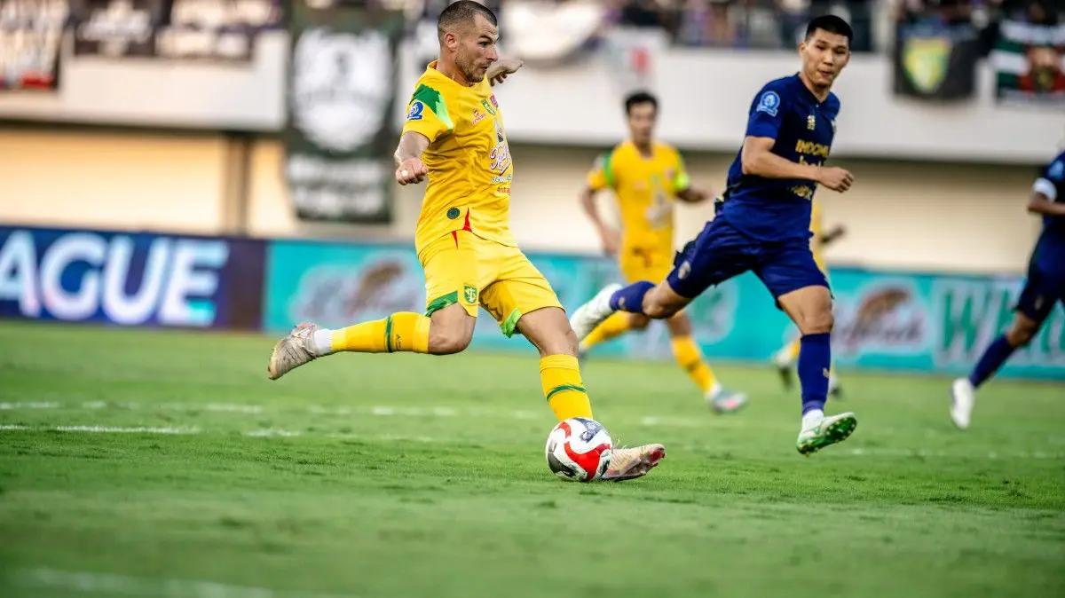 Pemain Persebaya, Mihailo Perovic melepaskan tendangan ke gawang Persita Tangerang, 16 Agustus 2025. (Persebaya)