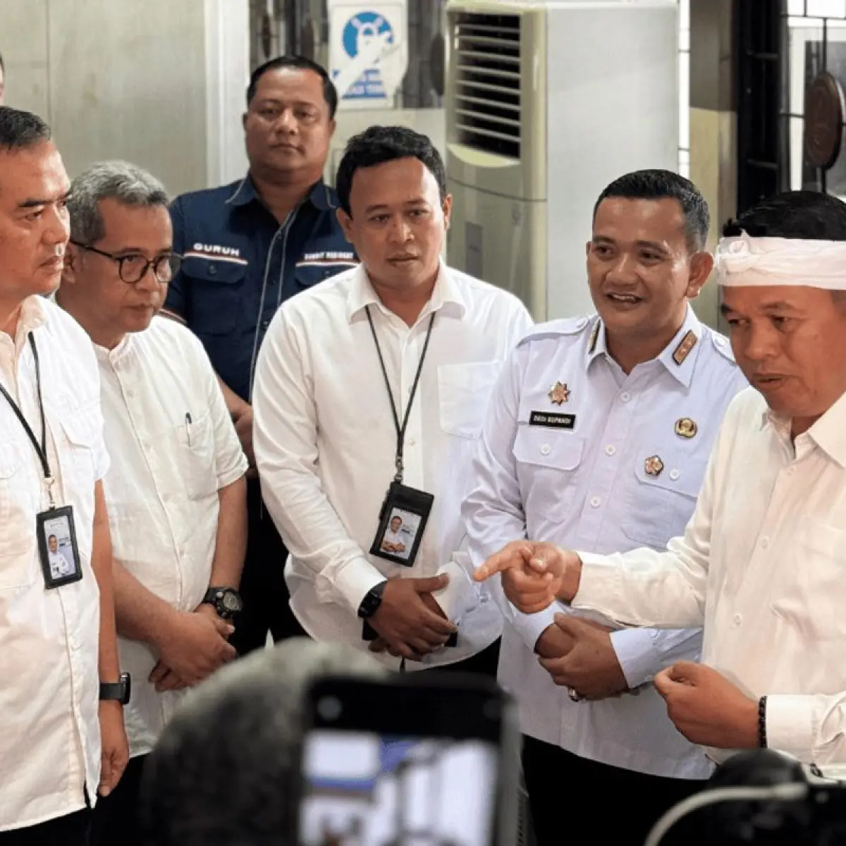 Gubernur Jawa Barat (Jabar) Dedi Mulyadi menginstruksikan tim Inspektorat dan Badan Kepegawaian Daerah (BKD) untuk menginvestigasi pelaksanaan Surat Edaran (SE) penghapusan syarat KTP pemilik pertama dalam pembayaran pajak kendaraan.