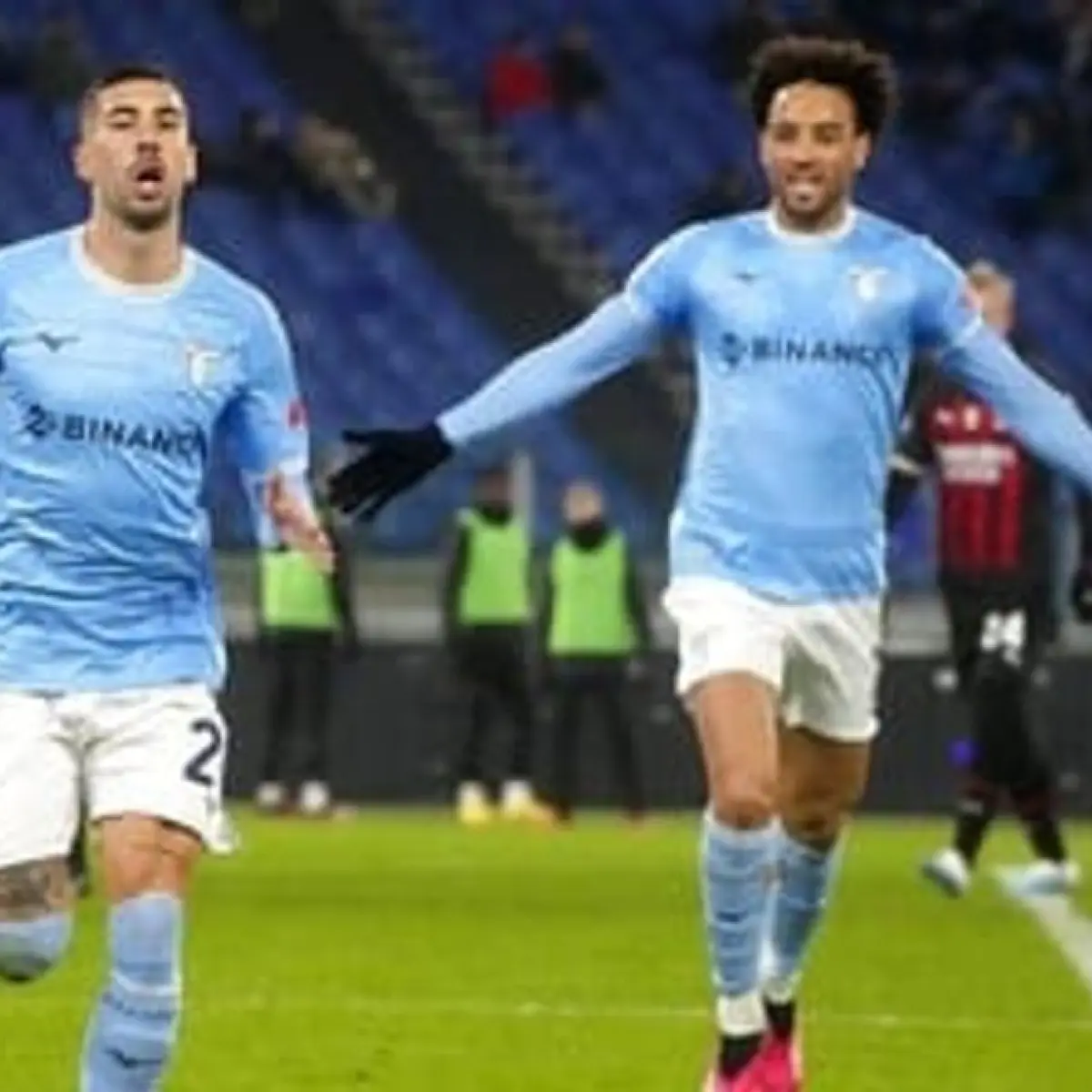 Mattia Zaccagni dari Lazio, kiri, merayakan setelah mencetak gol kedua timnya selama pertandingan sepak bola Serie A Italia antara Lazio dan AC Milan di Stadion Olimpiade di Roma, Selasa, 24 Januari 2023. (AP Photo/Gregorio Borgia)
