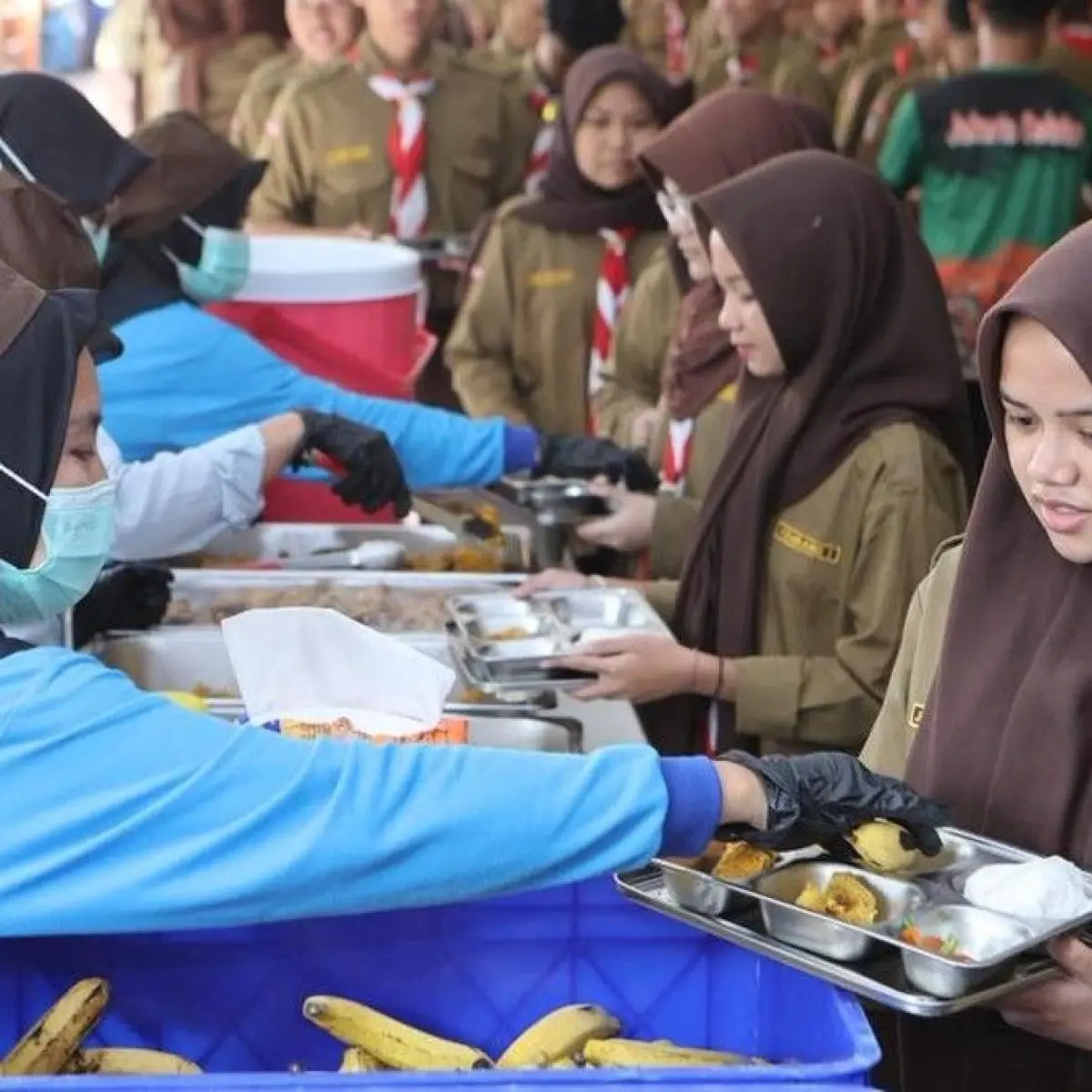 SPPG Polri menguji coba pembagian MBG sistem prasmanan di SMA Kemala Bhayangkari 1 Pejaten. (Dok. Istimewa)