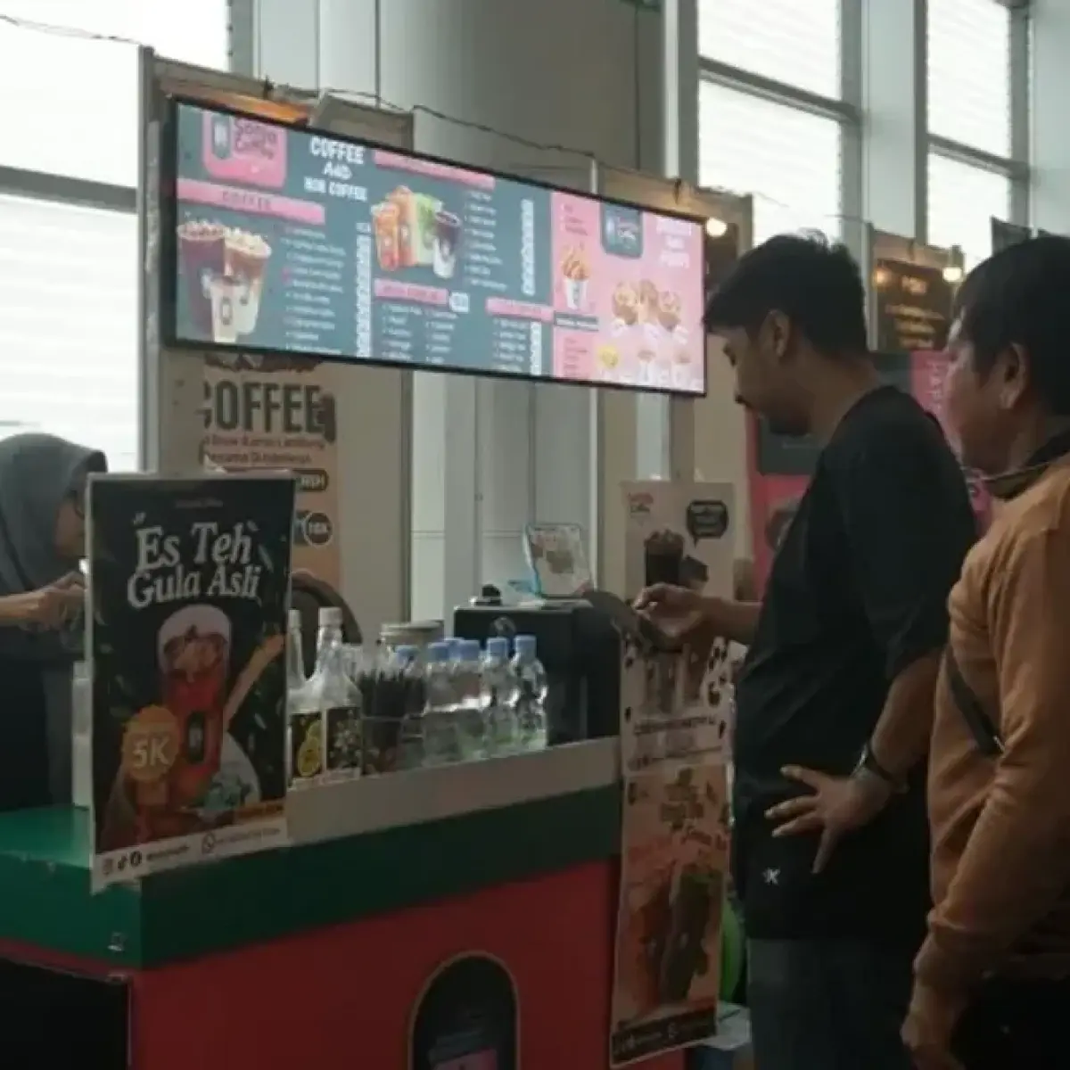 Salah satu UMKM yang mengikuti gelaran Surabaya Domino Tournament 2026 (Foto: Humas)