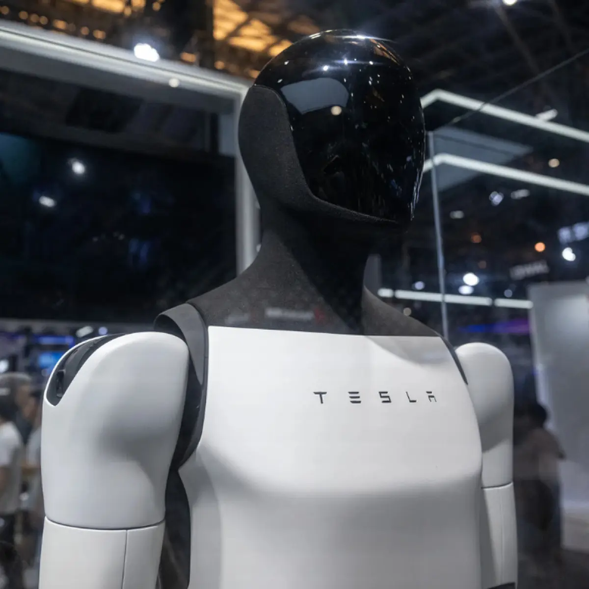 Robot humanoid Tesla Optimus. (John Ricky/Anadolu via Getty Images)