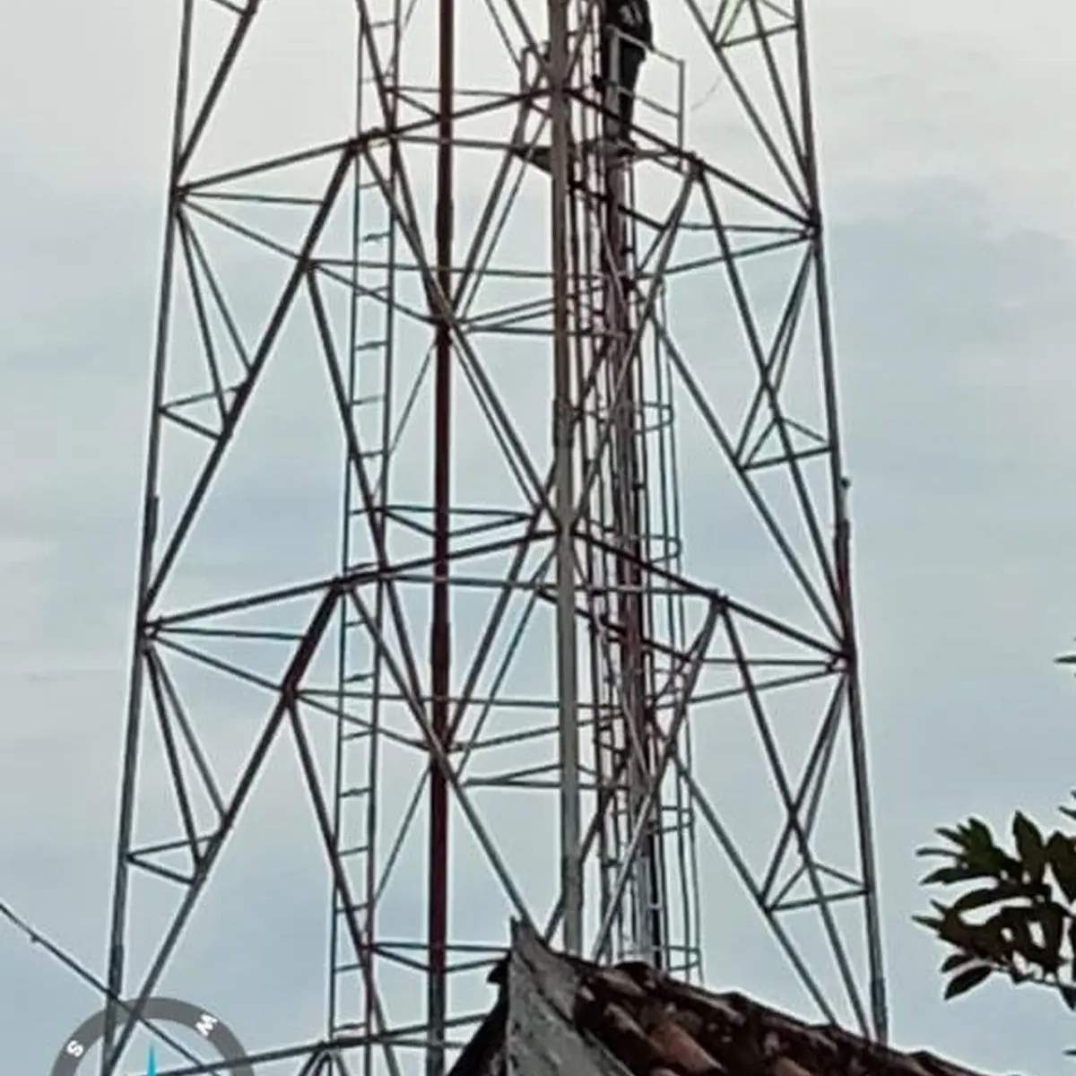 Pria di Sedati Sidoarjo bikin heboh setelah nekat panjat tower/Foto: Istimewa)