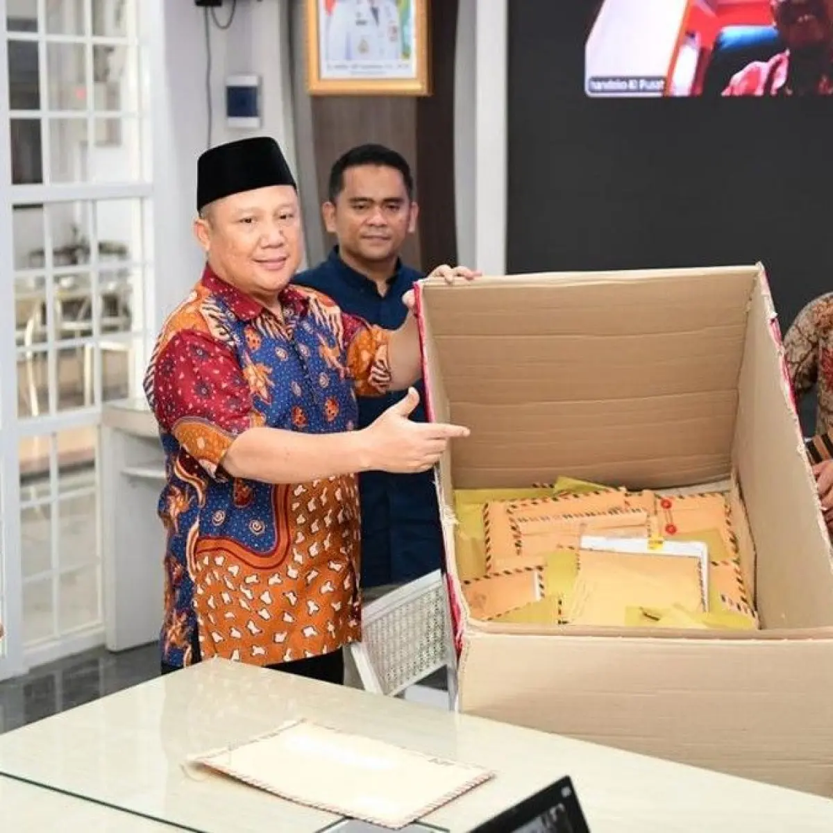 Foto: Timsel membuka kotak pendaftaran calon Anggota Komisi Informasi Sumut di Kantor Diskominfo Sumut (Dok. Diskominfo Sumut)