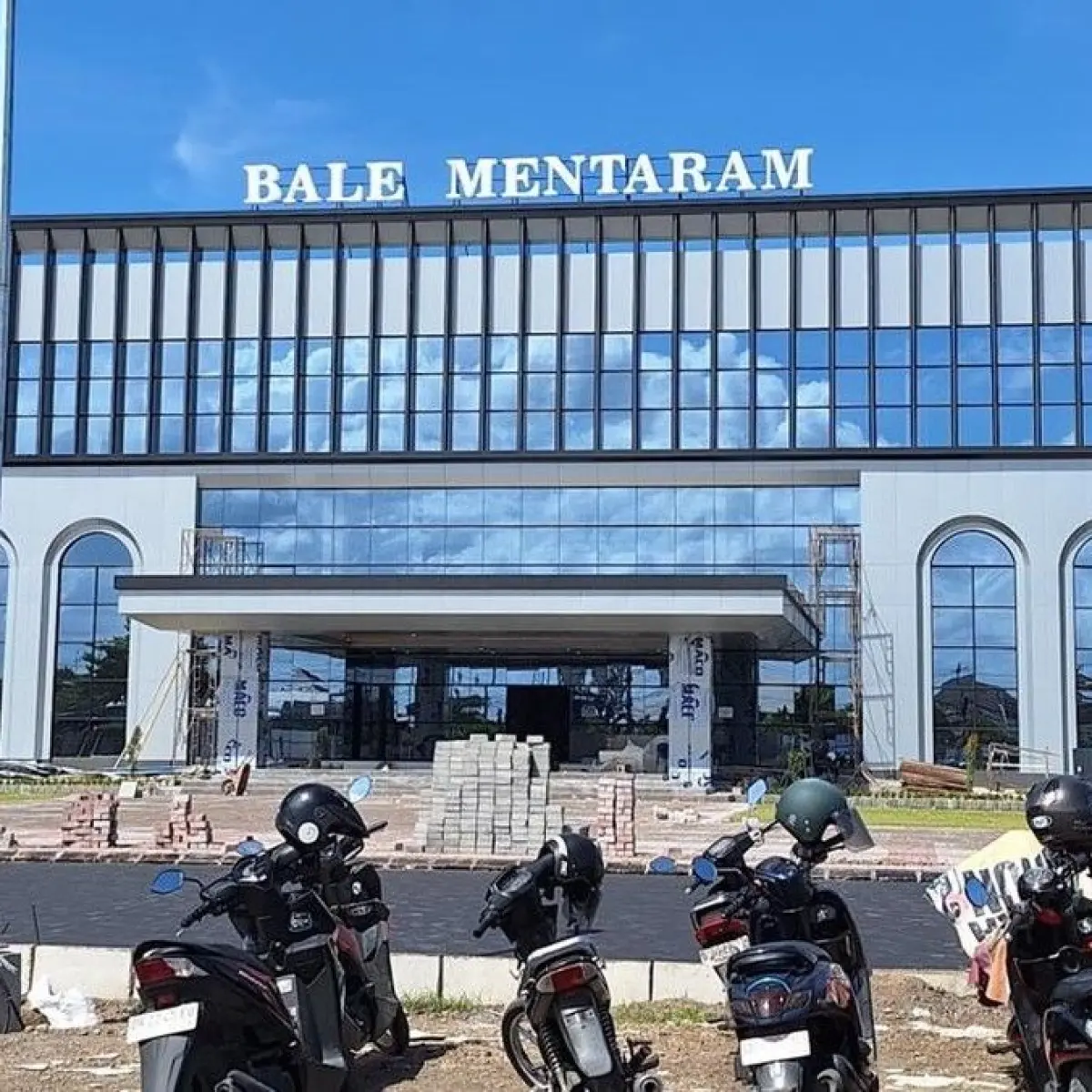 Foto: Progres akhir kantor wali kota Mataram tahap pertama, Selasa (23/12/2025). (Nathea Citra/detikBali)