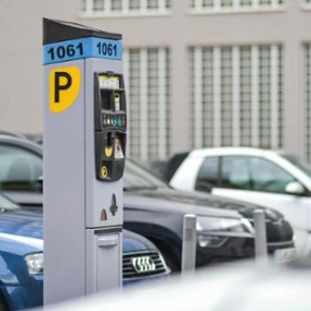 Tempat parkir umum dan pribadi yang dikelola pada siang hari harus tersedia secara gratis bagi penduduk setempat setelah jam kerja. Foto: