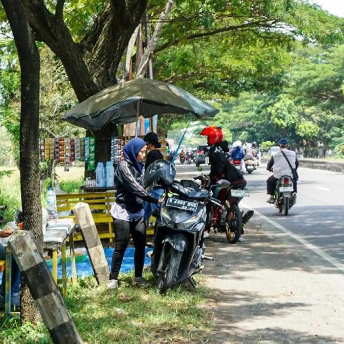 Kendaraan melintas di jalur Pantura Cirebon (Foto: Muhammad Firman/detikFoto)