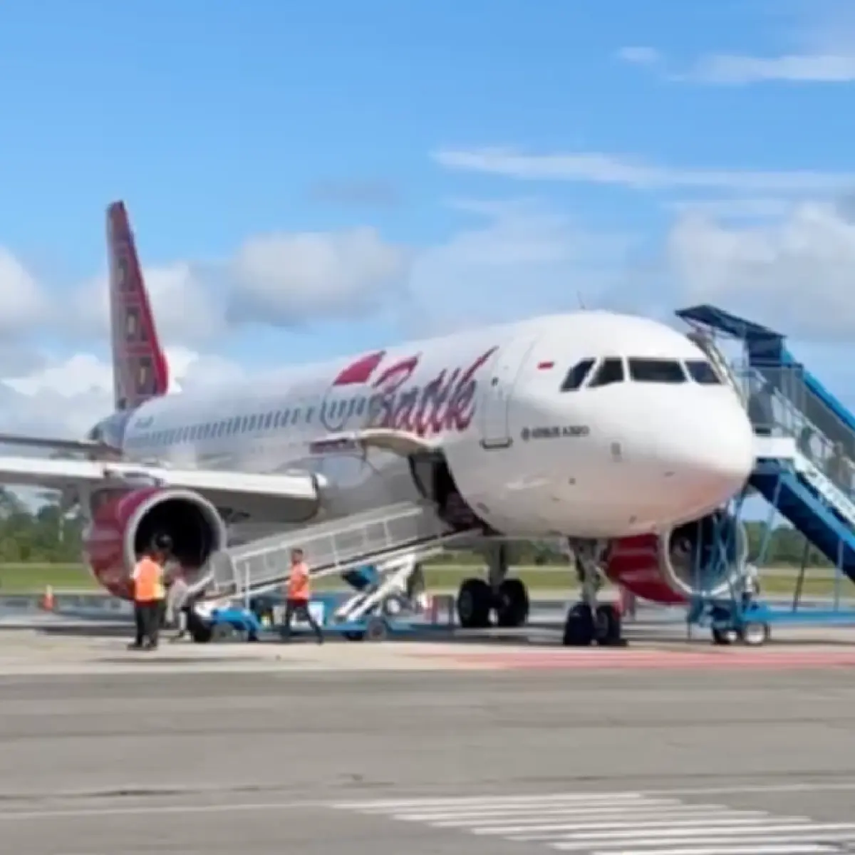 Pesawat Batik Air saat mendarat perdana di Bandara Douw Aturure, Kamis 23 April 2026. Foto: Dadan Kuswaraharja