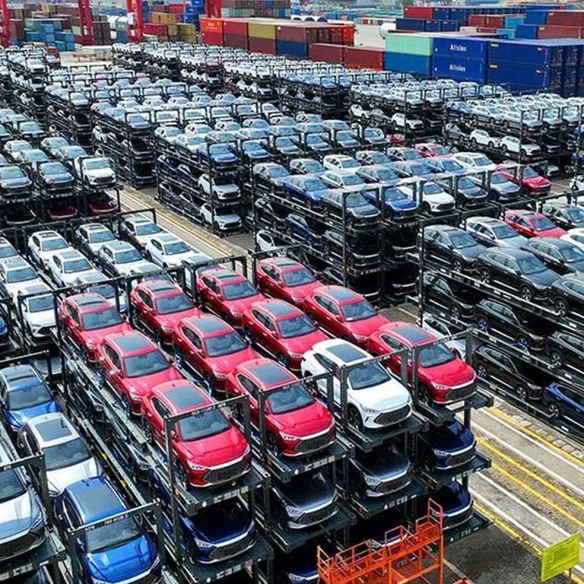 Produsen otomotif China, BYD, berhasil menyalip Tesla sebagai penjual mobil listrik terbesar dunia pada 2025. Penjualan BYD naik signifikan, sementara pengiriman Tesla kembali menurun.()
