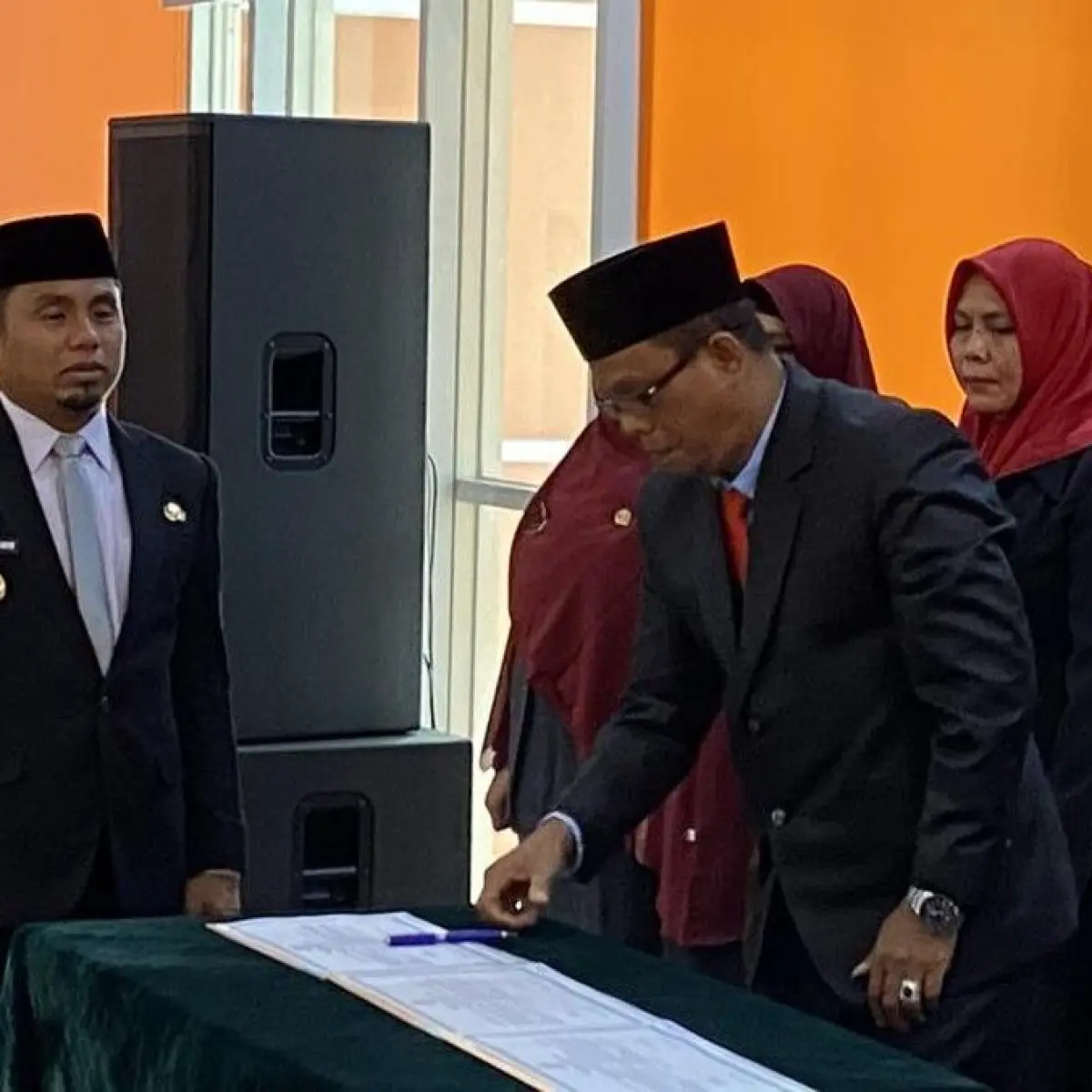 Foto: Wali Kota Parepare Tasming Hamid resmi melantik Abdul Azis sebagai Direktur PAM Tirta Karajae. (Ardiansyah/detikSulsel)