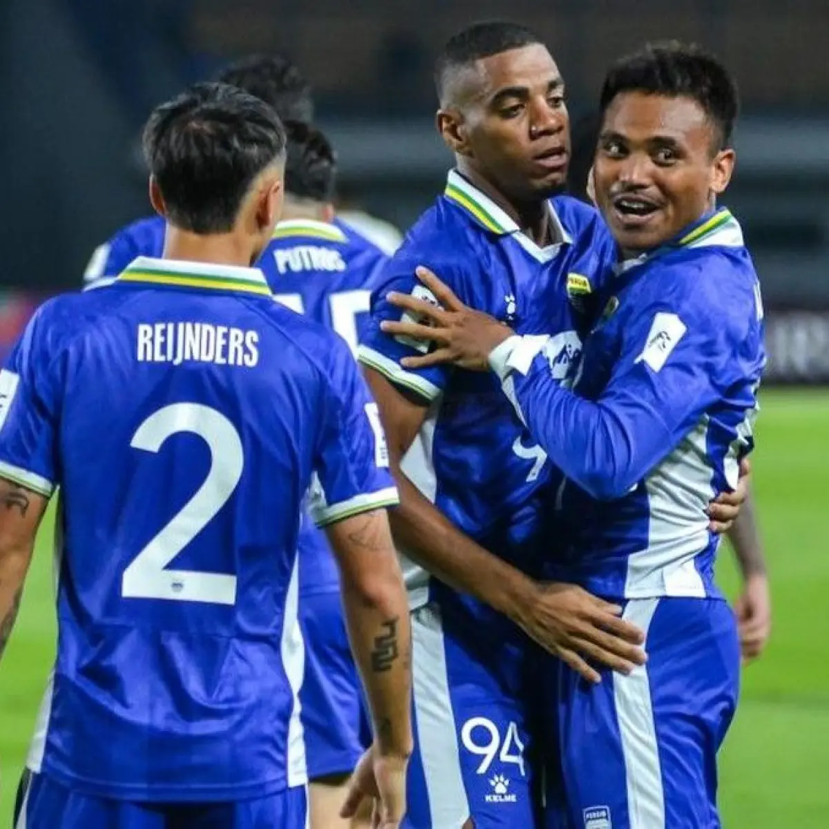 Duel Klasik BRI Liga 1: Persib Bandung Pertahankan Puncak Klasemen Hadapi Tantangan Berat Arema FC di GBLA