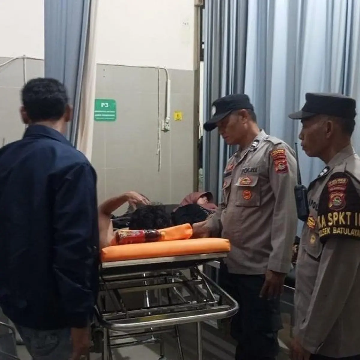 Mahasiswa Universitas Pendidikan Mandalika dievakuasi ke Puskesmas Meninting setelah terseret ombak di Pantai Kerandangan 2, Lombok Barat, Kamis (23/4/2026). (Foto: dok. Polsek Batu Layar)