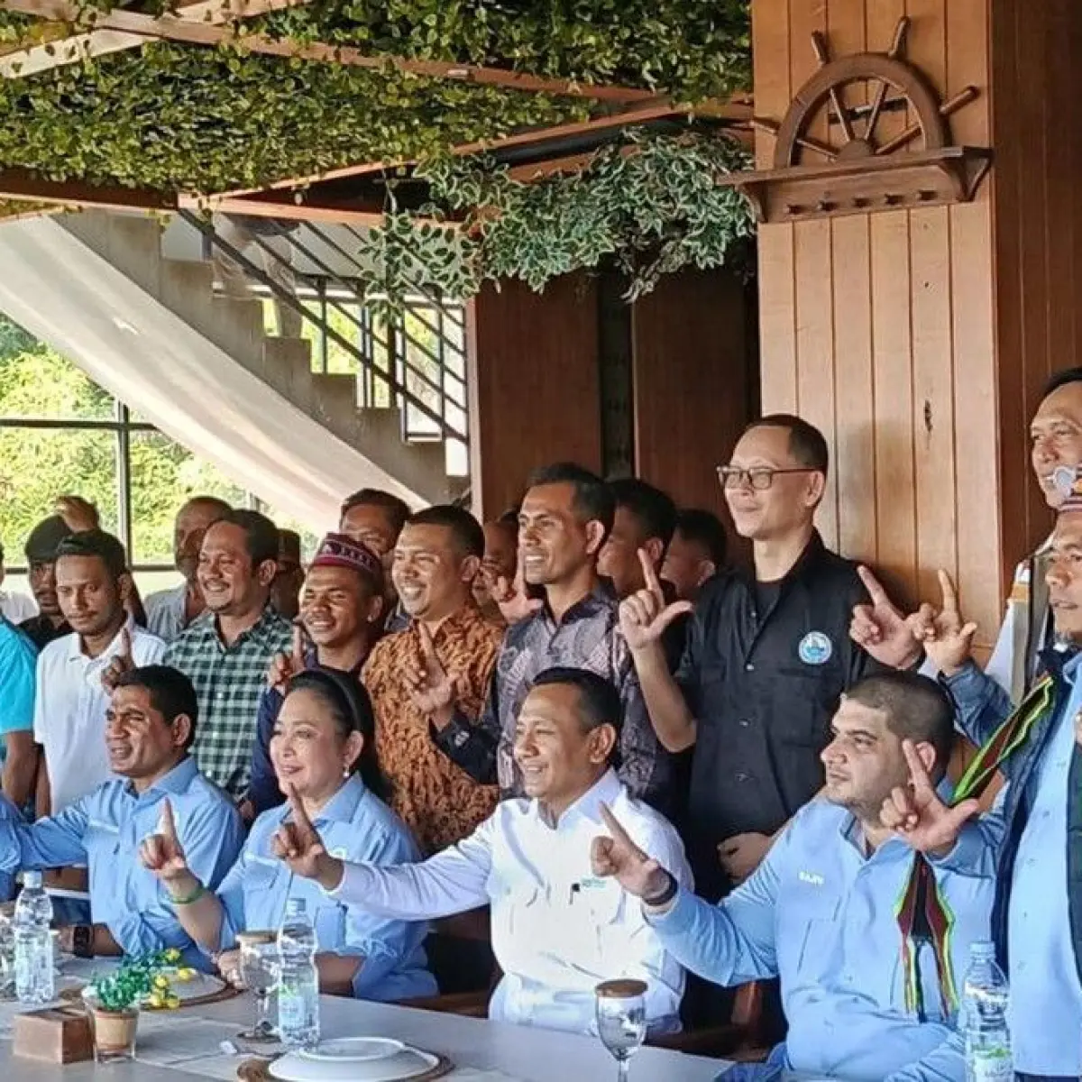 Foto: Dialog Komisi IV DPR RI dan Wakil Menteri Kehutanan Rohmat Marzuki bersama pelaku pariwisata di Labuan Bajo membahas kuota wisata TN Komodo, Jumat (24/4/2026). (Ambrosius Ardin/detikBali)