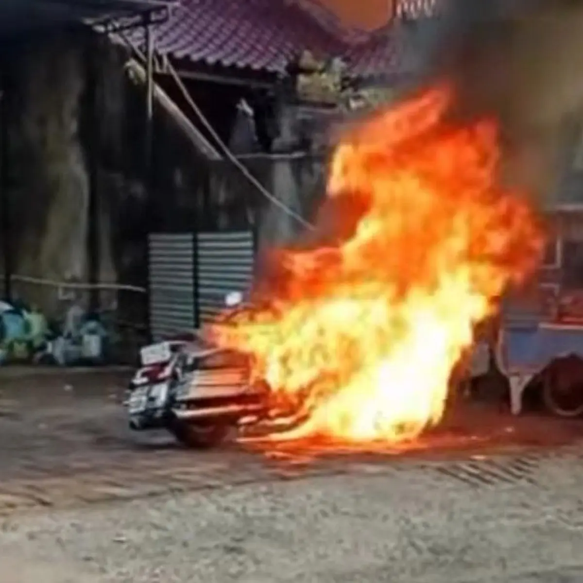 Moge Harley Davidson Terbakar Hebat di Denpasar Timur, Diduga Akibat Korsleting Listrik