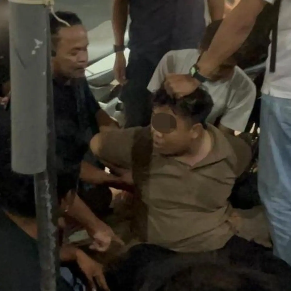 Foto: Terduga pelaku rudapaksa anak 14 tahun ketika ditangkap polisi di pinggir jalan raya Masbagik, Lombok Timur, NTB, Jumat (24/4/2026). (Dok. Satreskrim Polres Lombok Timur)