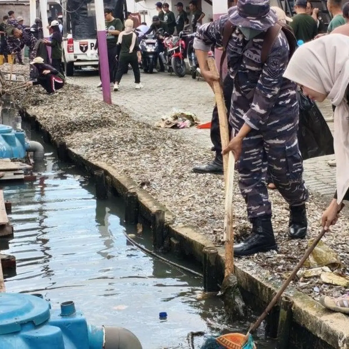CT Arsa Foundation bersama Koarmada RI menanam bibit Mangrove dan bersih-bersih di Muara Angke, Pluit, Jakarta Utara, Sabtu (25/4/2026). (Foto: Kuniawan Fadilah/detikcom)