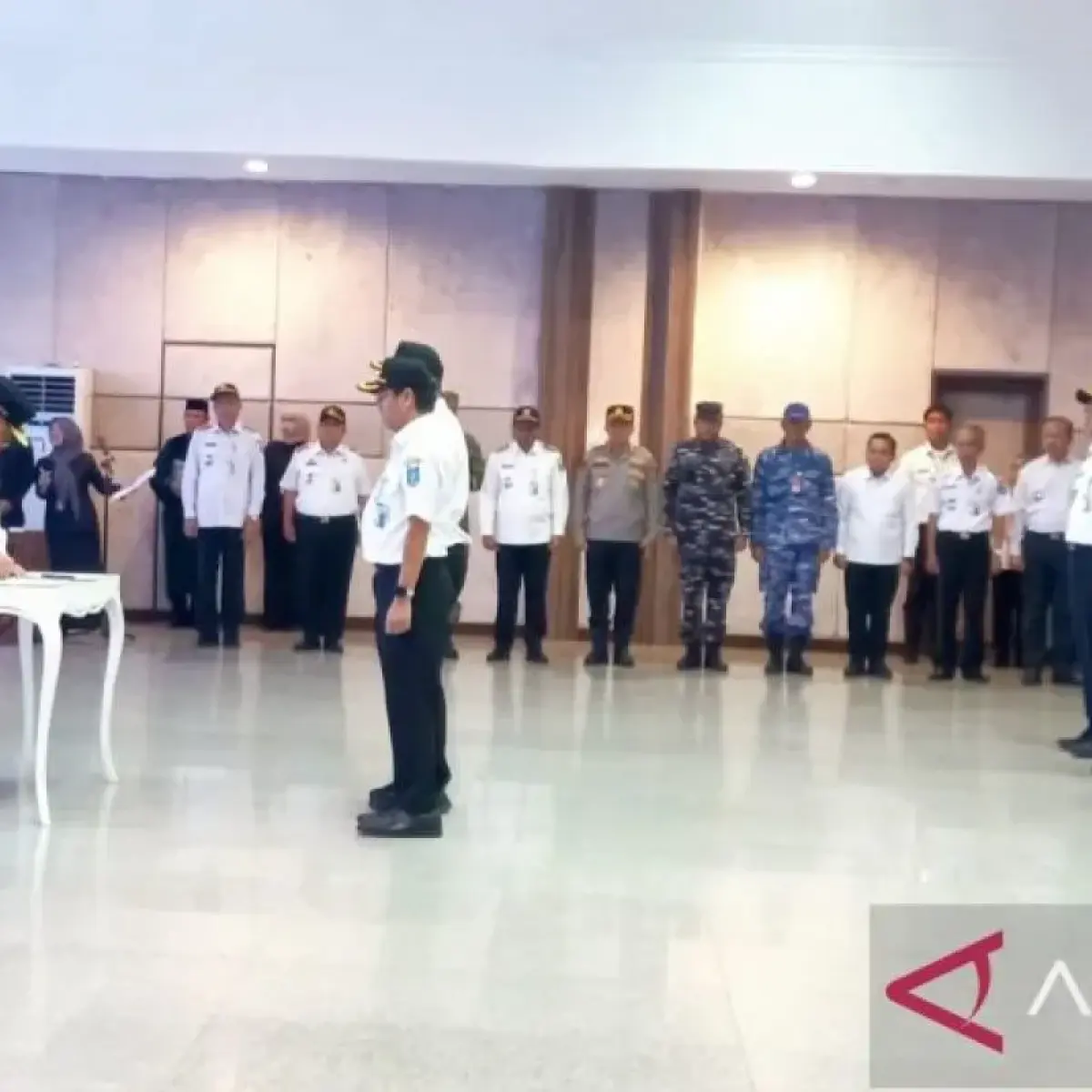 Gubernur Kepulauan Bangka Belitung (Babel) Hidayat Arsani melantik delapan pejabat pimpinan tinggi pratama di lingkungan Pemerintah Provinsi (Pemprov) guna melengkapi struktur organisasi perangkat daerah (OPD), Jumat (24/4/2026). (ANTARA/ Elza Elvia)