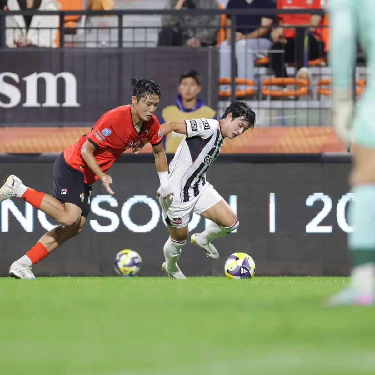 Gangneung Beeno One Arena / K League 1 / Gangwon FC vs FC Seoul / Ki Hyeok dari Gangwon, Jeong Seung-won dari Seoul / Foto oleh Kim Gyeong-tae Via kleagueunited.com