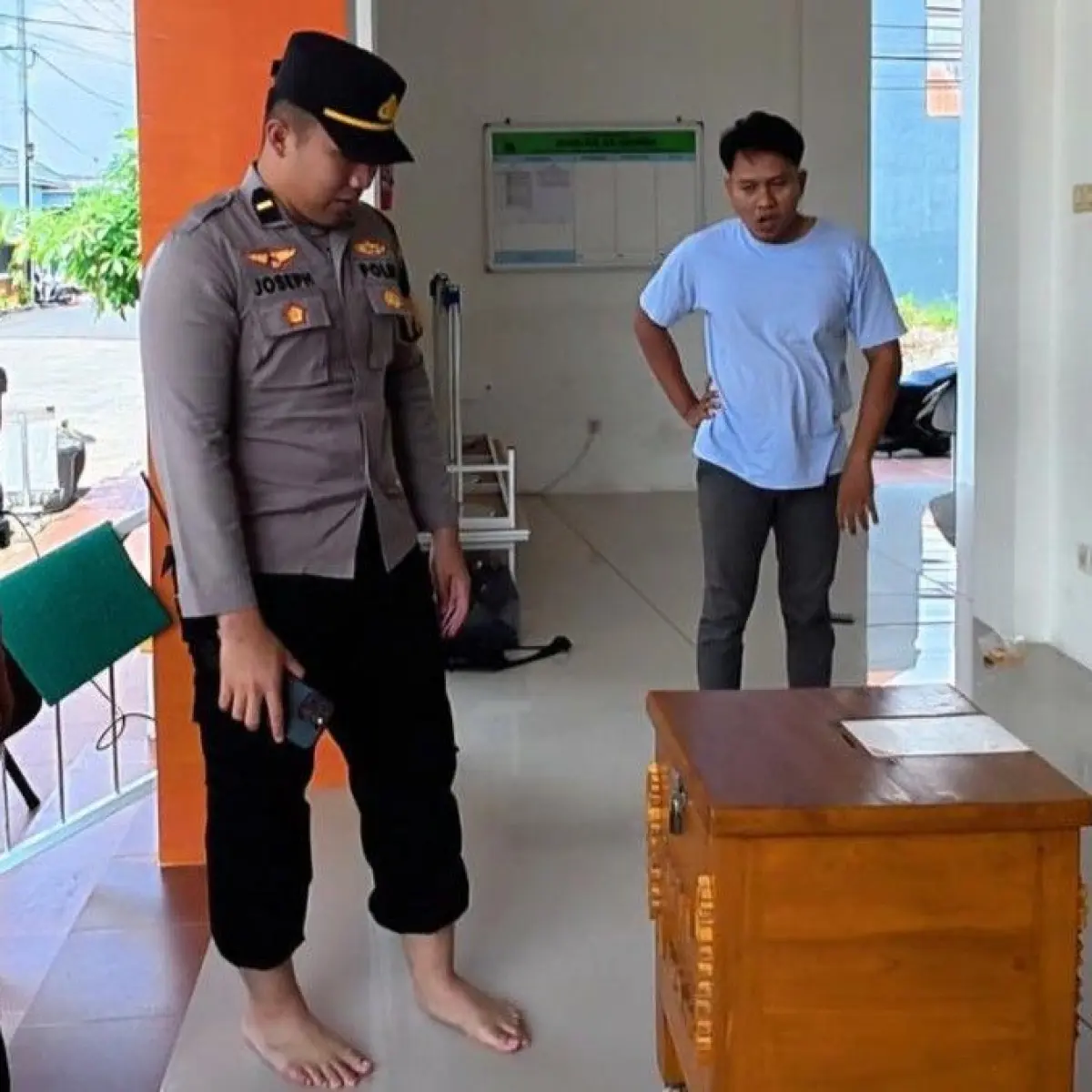 Petugas melakukan olah TKP pembobolan kotak amal masjid di Bojonegoro (Foto: Ainur Rofiq/detikJatim)