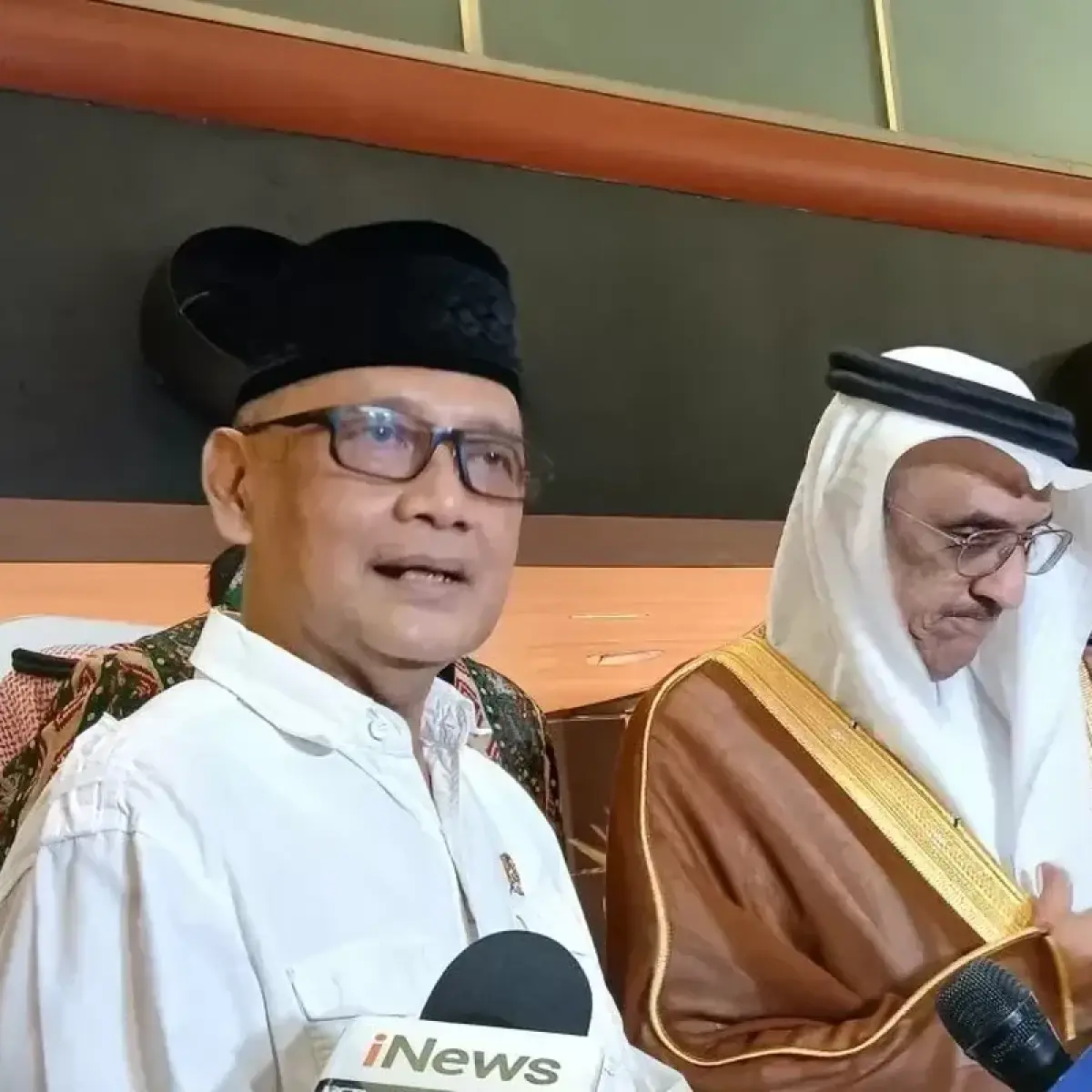 Menteri Haji dan Umrah (Menhaj) Mochamad Irfan Yusuf memberikan keterangan pers terkait pelayanan penyelenggaraan ibadah haji Indonesia. (ANTARA/Azmi Samsul M)