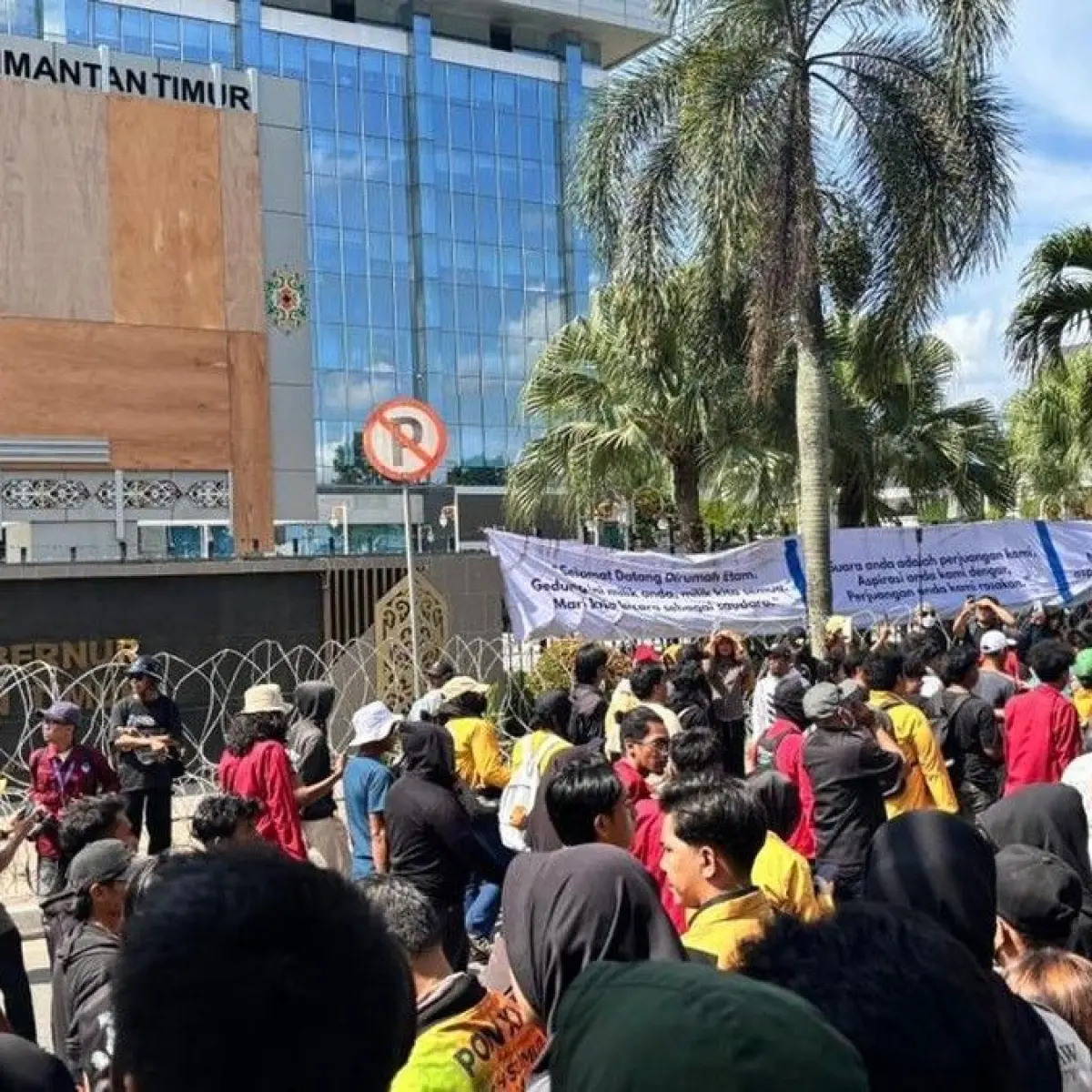 Massa aksi 21 April berdemonstrasi di Kantor Gubernur Kaltim. Foto: Riani Rahayu/detikKalimantan