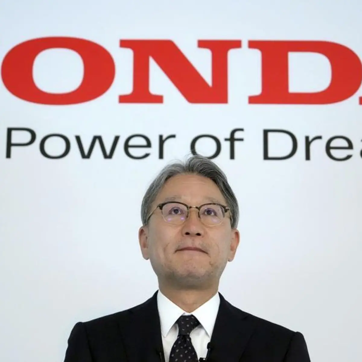 Foto: CEO Honda Toshihiro Mibe. (AP Photo/Eugene Hoshiko)