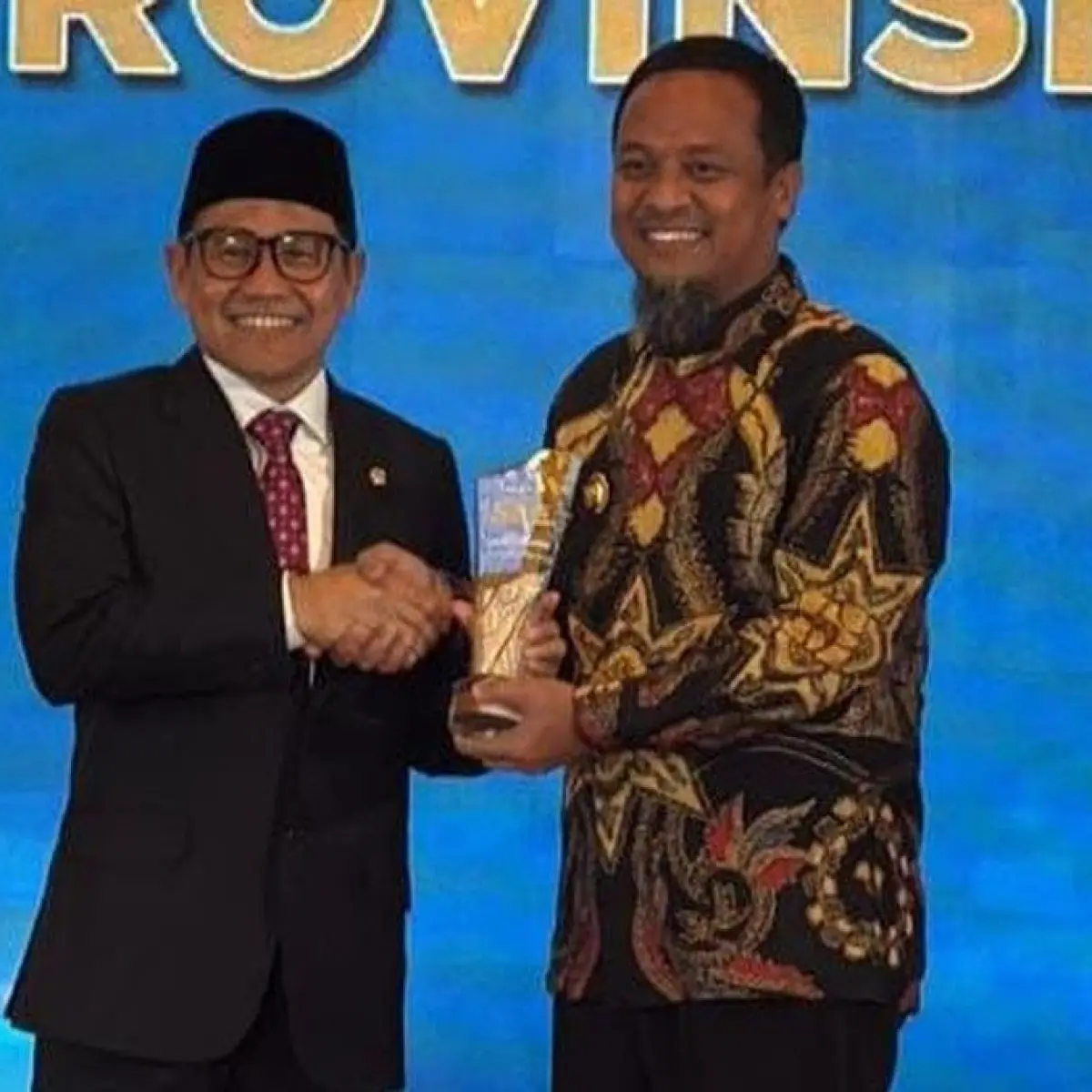 Foto: Menko Pemberdayaan Masyarakat RI, Muhaimin Iskandar menyerahkan penghargaan National Governance Awards 2026 kepada Gubernur Sulsel Andi Sudirman Sulaiman. (dok. Istimewa)