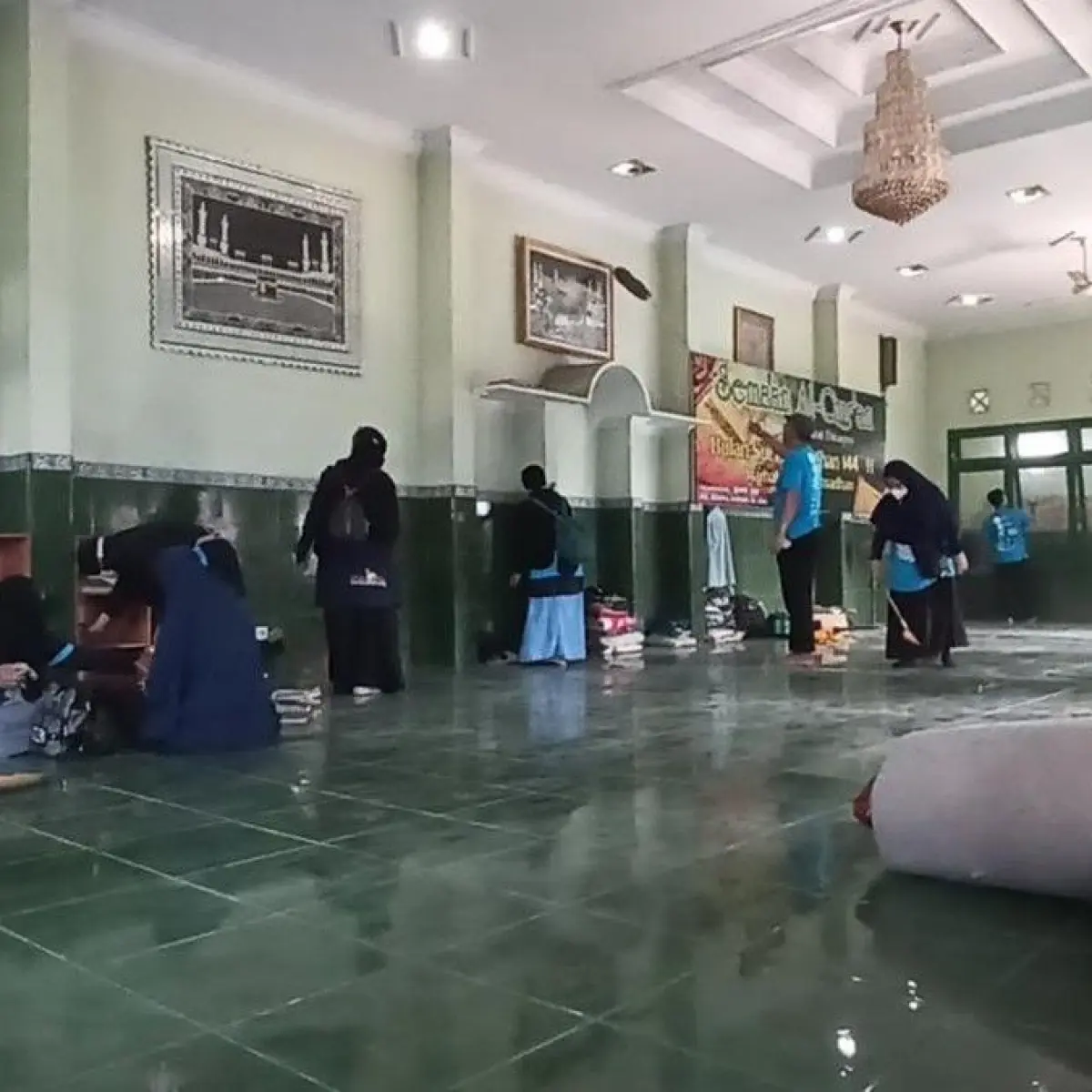 Ratusan relawan mengikuti Jambore Nasional Bersih-bersih Masjid #3 di Tulungagung dengan aksi gotong royong. (Foto: Adhar Muttaqin/ detikjatim)