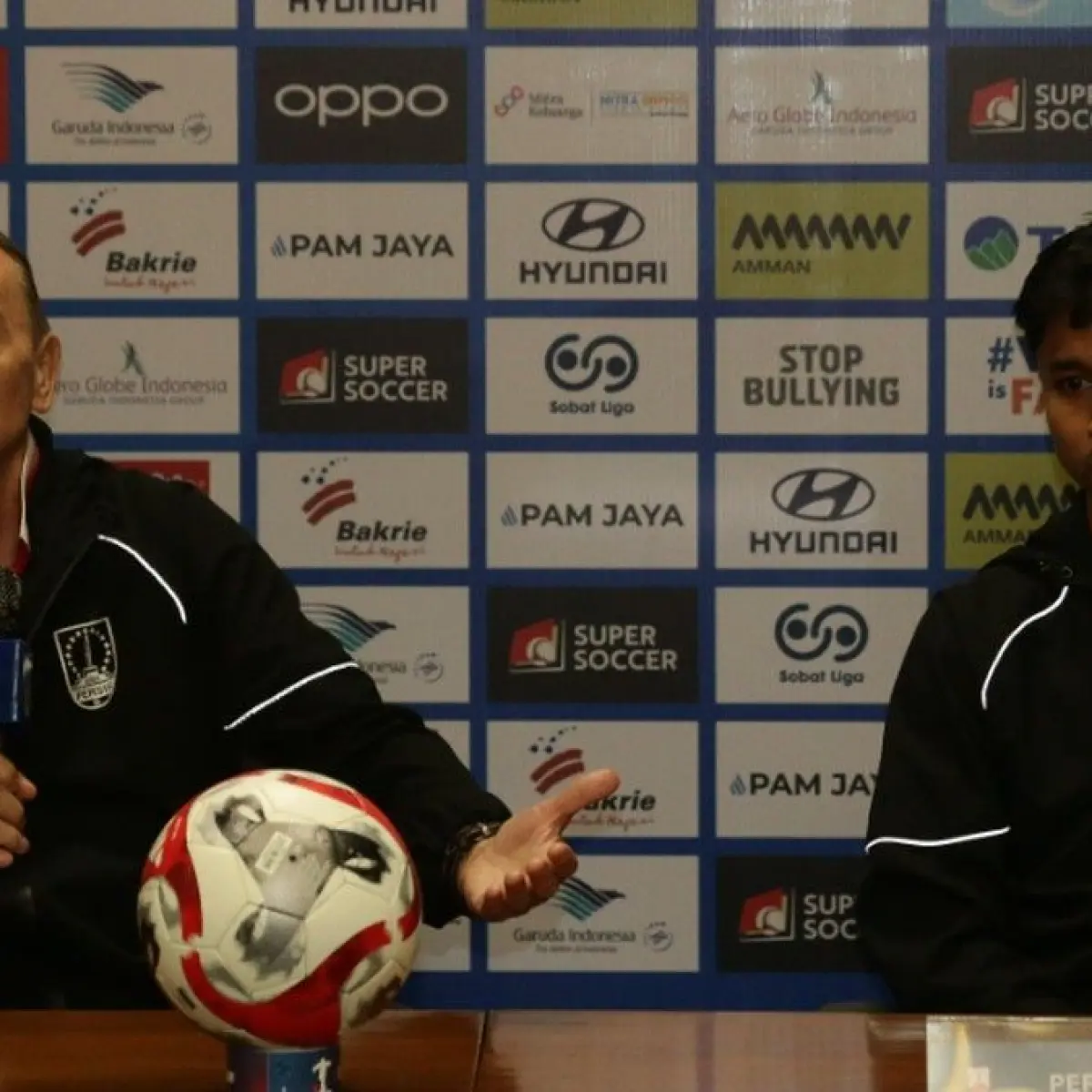 Pelatih Persis Solo Milomir Seslija, dan pemain Persis Solo Alfriyanto Nico, saat konferensi pers di Stadion Utama Gelora Bung Karno, Jakarta, Minggu (26/4/2026). Foto: Dok. Persis Solo