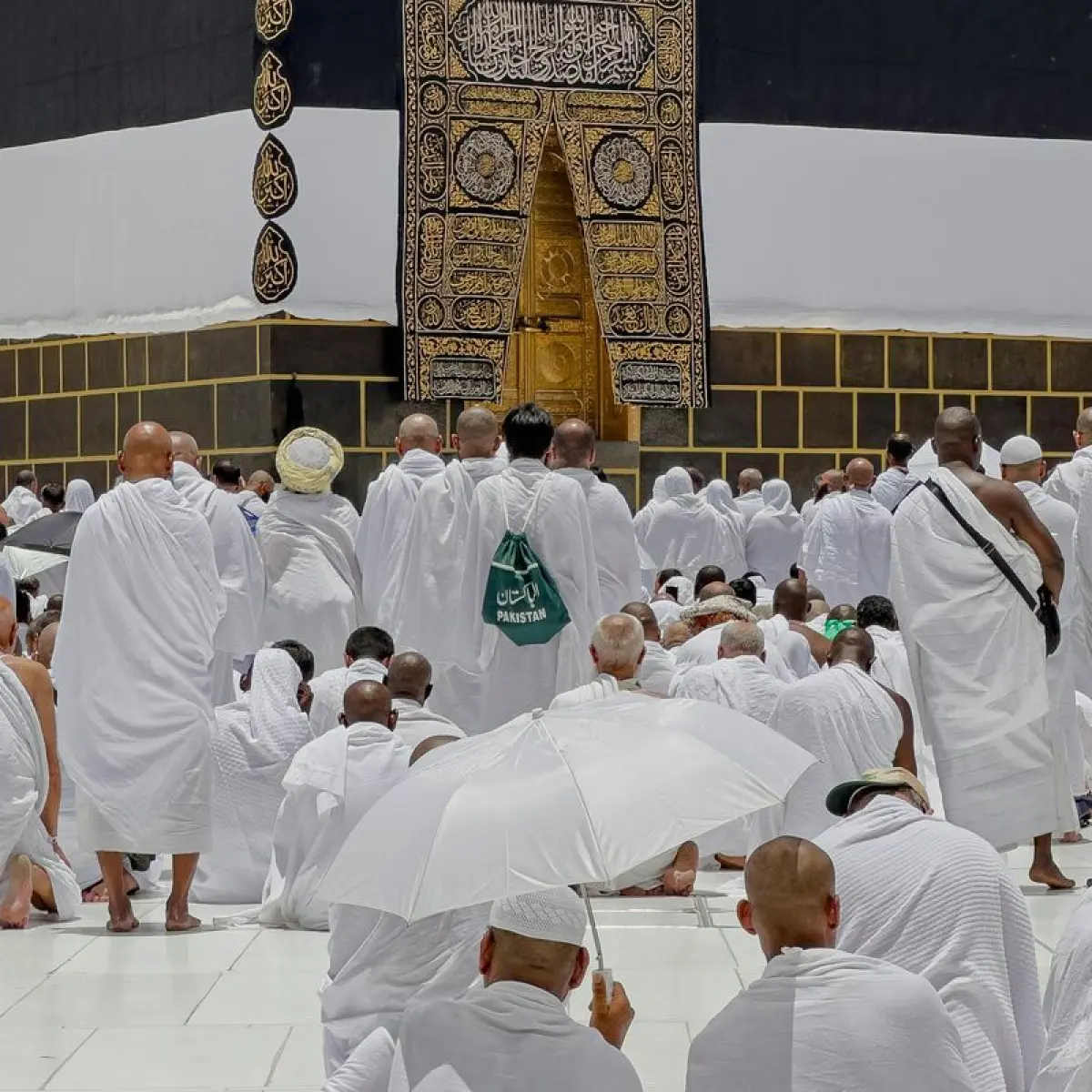 Jamaah haji Indonesia mendapat air minum 1 liter per hari di Makkah. PPIH juga bagikan masker dan oralit hadapi cuaca panas.(Pexels/Yasir Gürbüz)