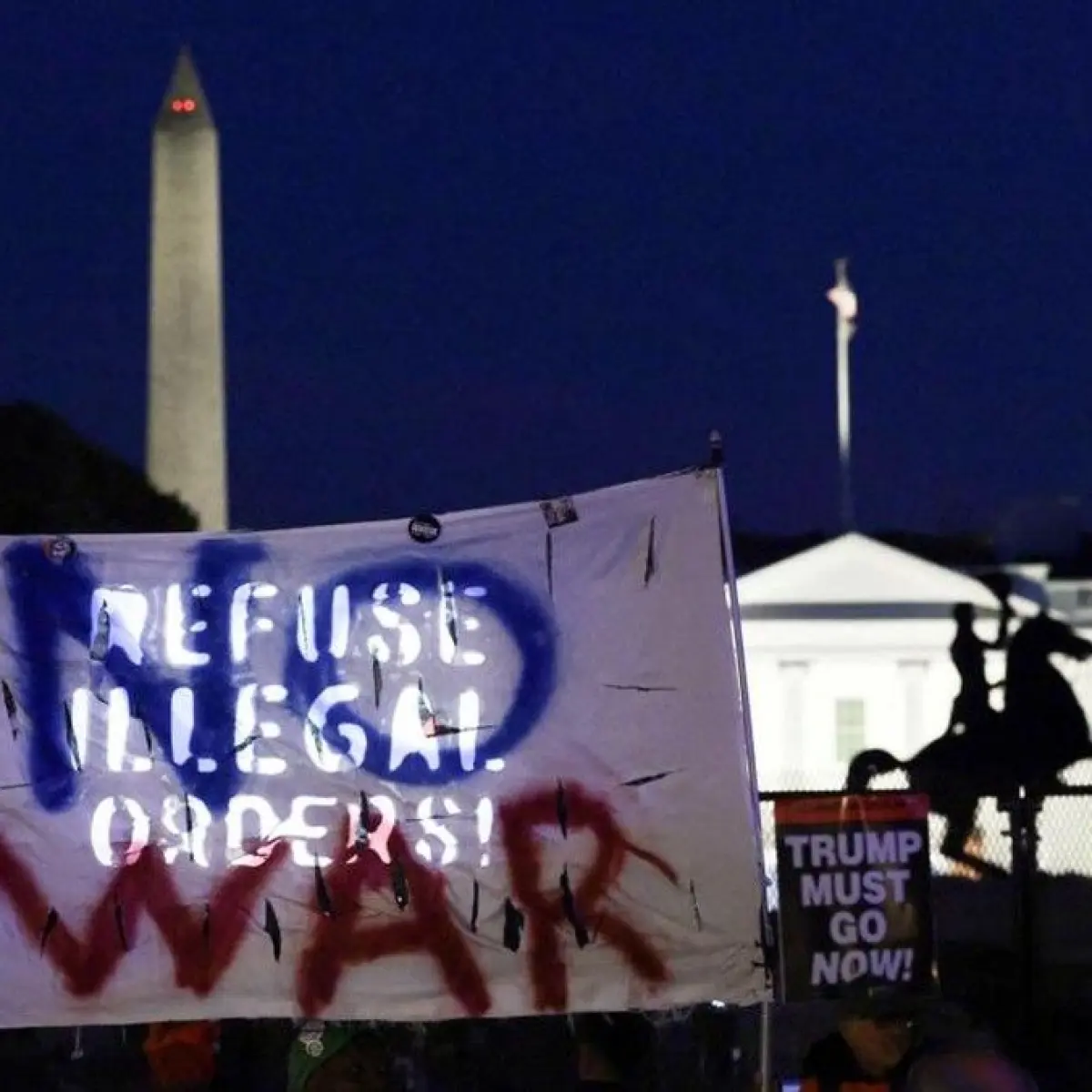 Para demonstran memprotes aksi militer di Iran setelah Presiden AS Donald Trump mengatakan bahwa ia telah menyetujui gencatan senjata selama dua minggu dengan Iran, 7 April 2026. (REUTERS/Nathan Howard)