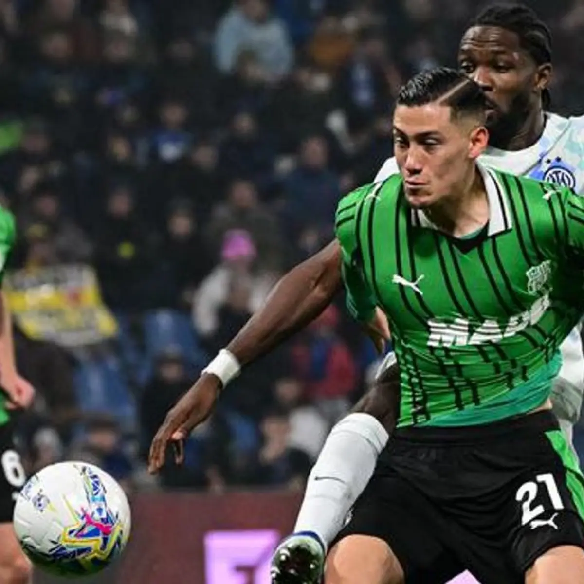 Bek Sassuolo asal Indonesia, Jay Idzes, berduel memperebutkan bola dengan penyerang Inter Milan asal Prancis bernomor 9, Marcus Thuram, dalam pertandingan Serie A Italia antara Sassuolo dan Inter Milan di Stadion Mapei, Reggio Emilia, Italia, pada 8 Febru