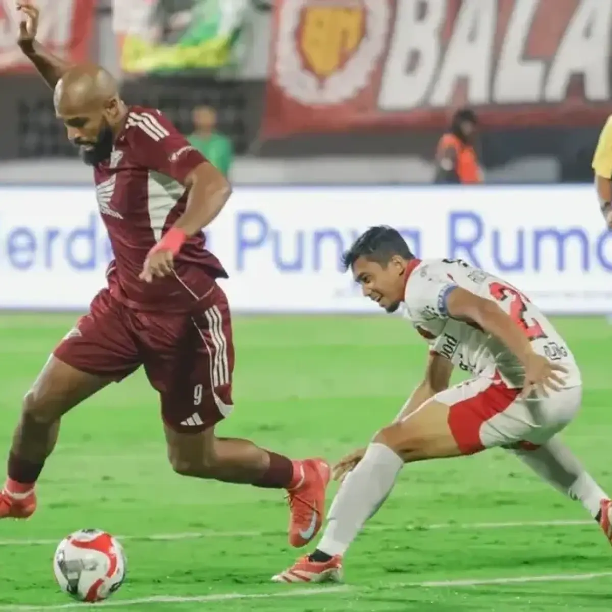 Foto: Striker PSM Makassar Alex Tanque berduel dengan bek Bali United Ricky Fajrin. (Dok. PSM Makassar)