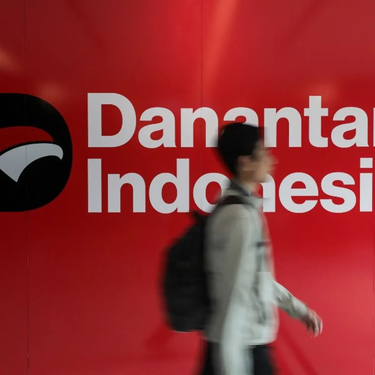 Karyawan melintas di dekat logo BPI Danantara di Jakarta, Jumat (26/9/2025)./JIBI/Bisnis/Arief Hermawan P