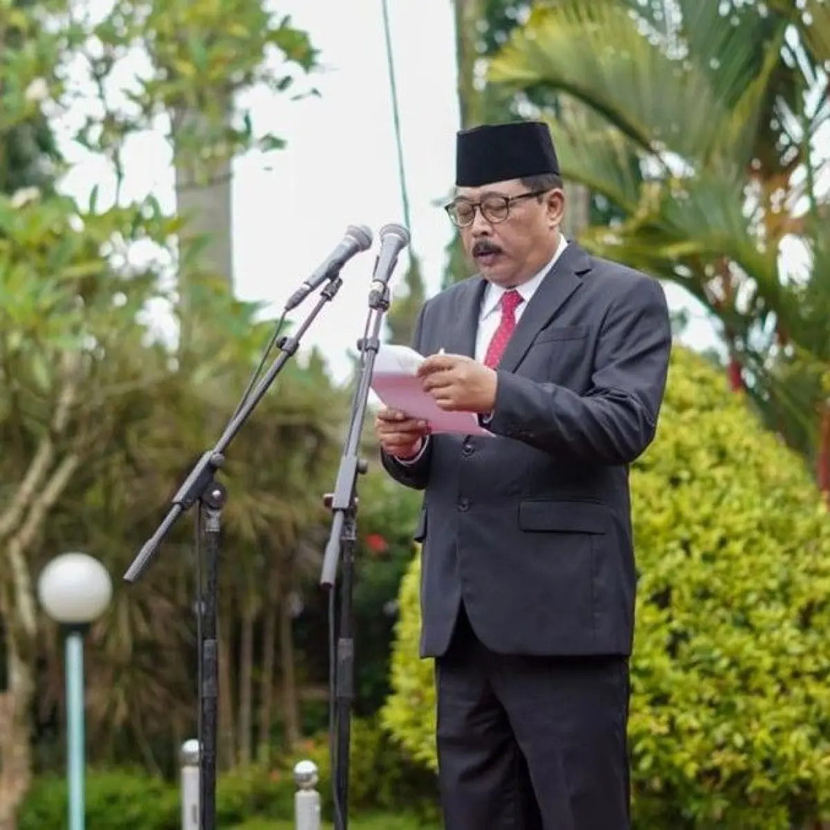 Foto: Wakil Bupati Gianyar, Anak Agung Gde Mayun, berbicara soal hemat anggaran saat peringatan Hari Otonomi Daerah ke-30 di halaman Kantor Bupati Gianyar, Senin (27/4/2026). (Dok Pemkab Gianyar)