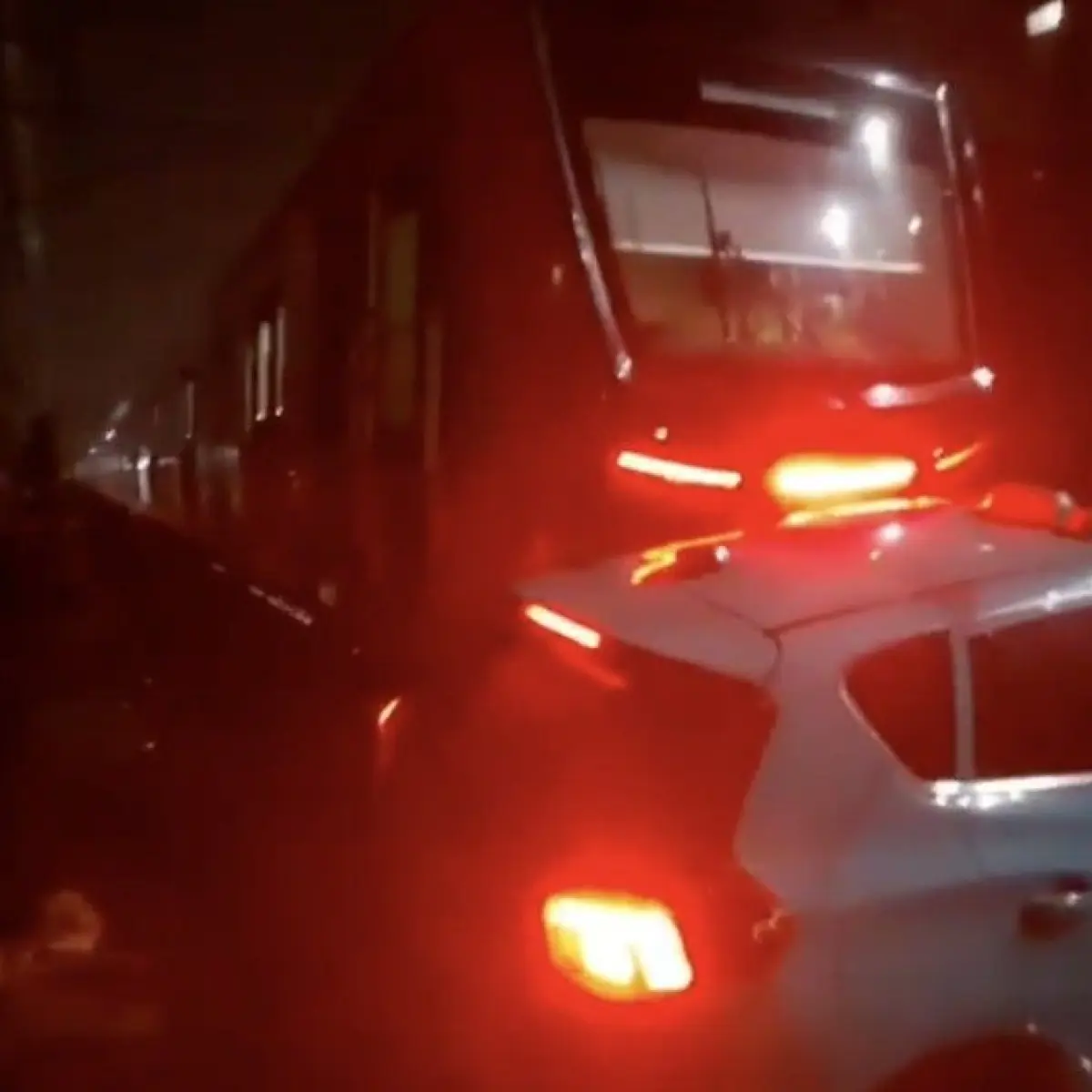 Foto: Taksi tertemper sebelum tabrakan dua kereta di Stasiun Bekasi Timur. (Dok. akun TMC Polda Metro Jaya)