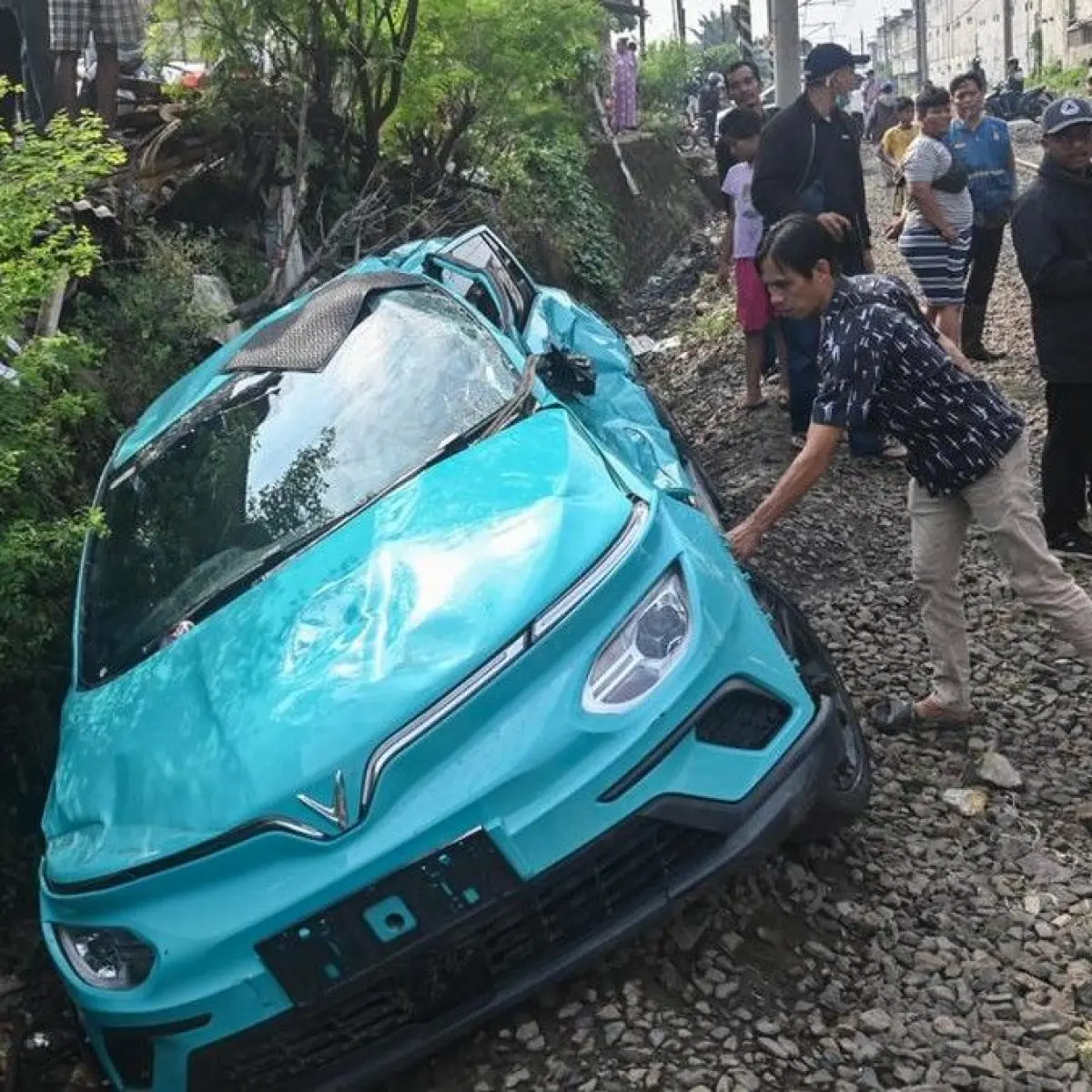 Penampakan taksi listrik yang tertemper KRL sebelum kecelakaan maut KA di Bekasi (Foto: ANTARA FOTO/Fakhri Hermansyah)