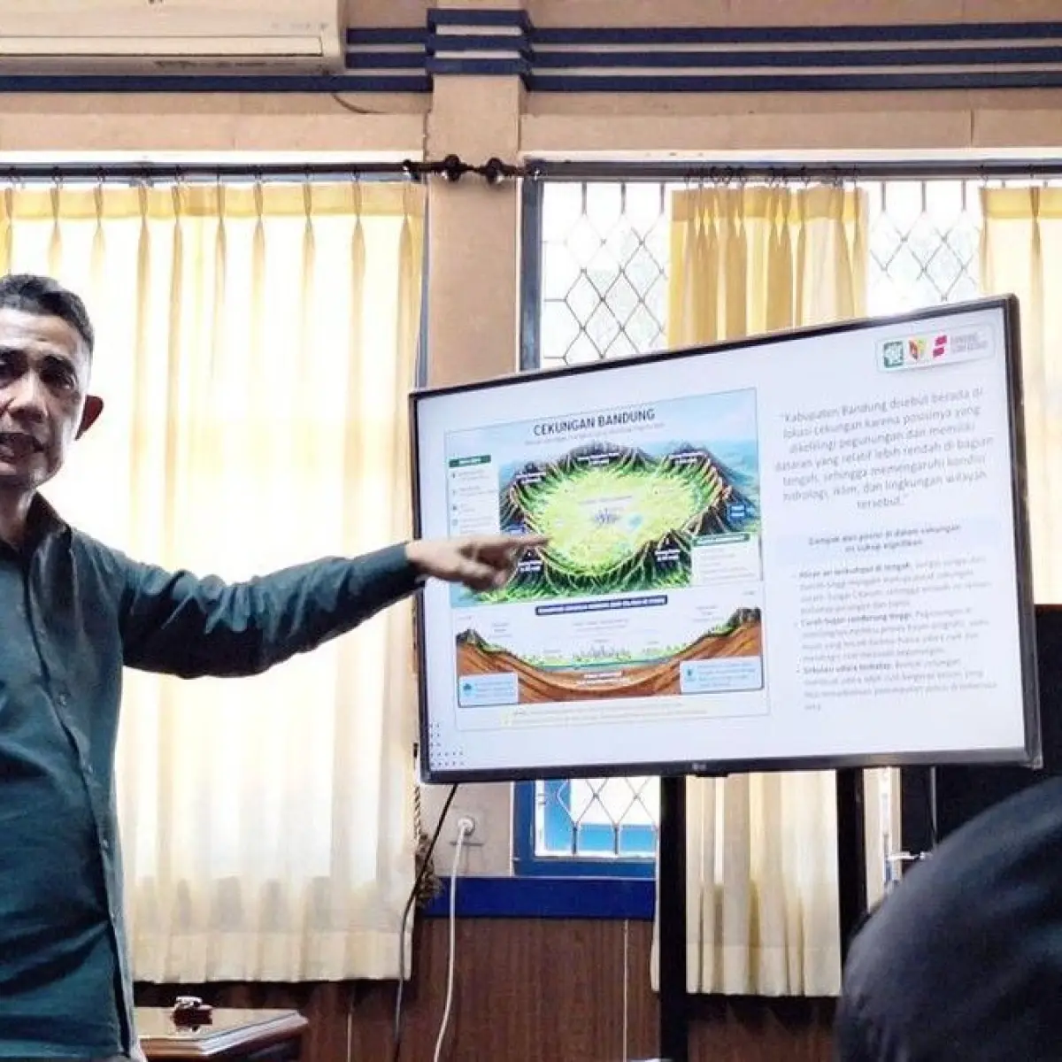 Kepala DPUTR Kabupaten Bandung, Zeis Zultaqwa saat wawancara bersama awak media di Soreang, Selasa (28/4/2026) (Foto: Yuga Hassani/detikJabar)