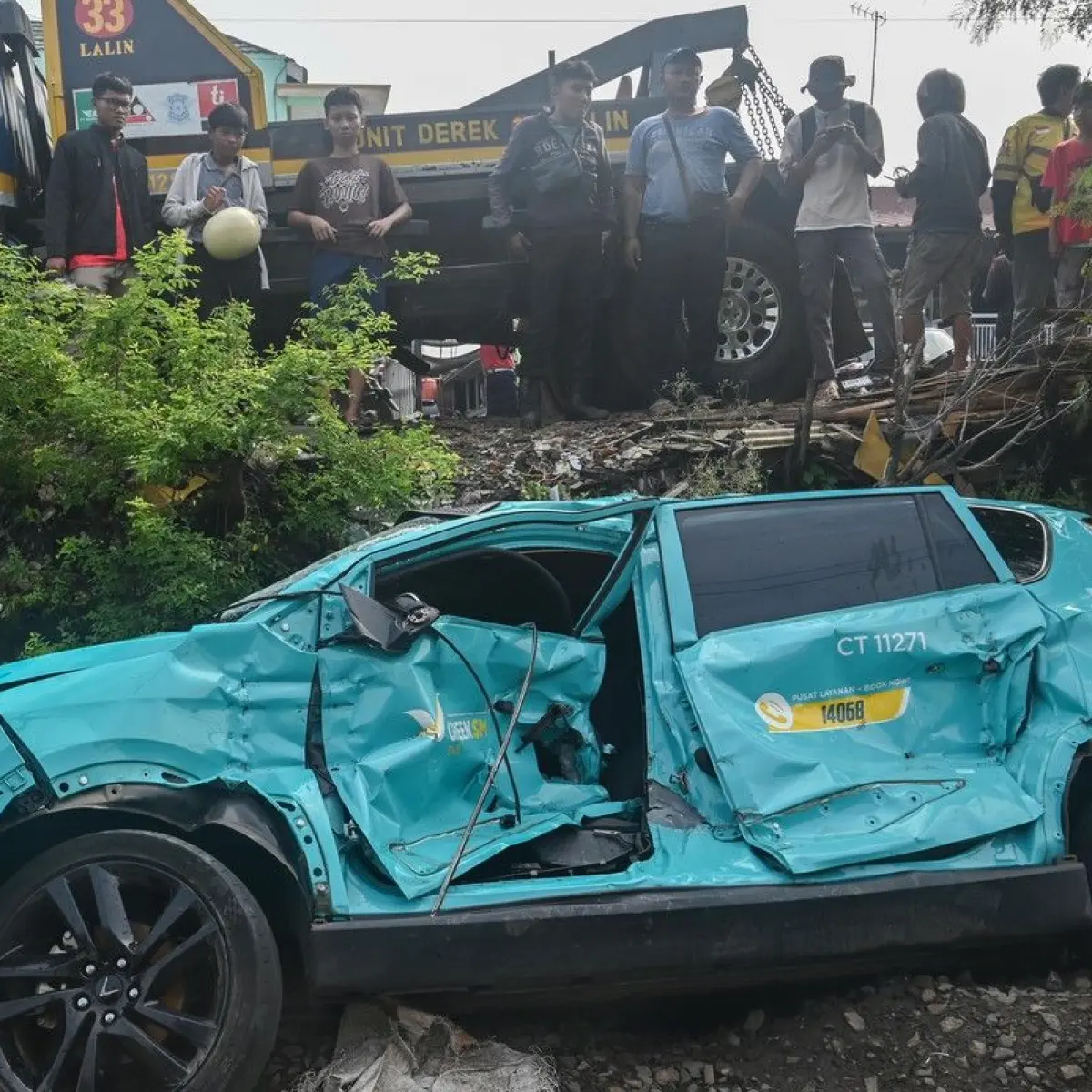 Taksi listrik Green SM tertemper kereta di Bekasi. Foto: ANTARA FOTO/Fakhri Hermansyah