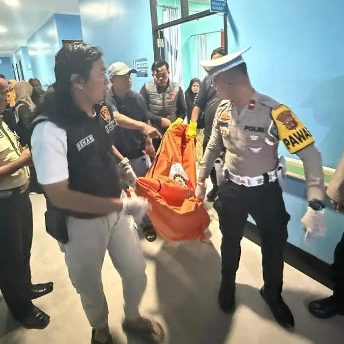 Polisi mengevakuasi jasad pasien yang gantung di rumah sakit  (Foto: Istimewa/Polres Prabumulih)