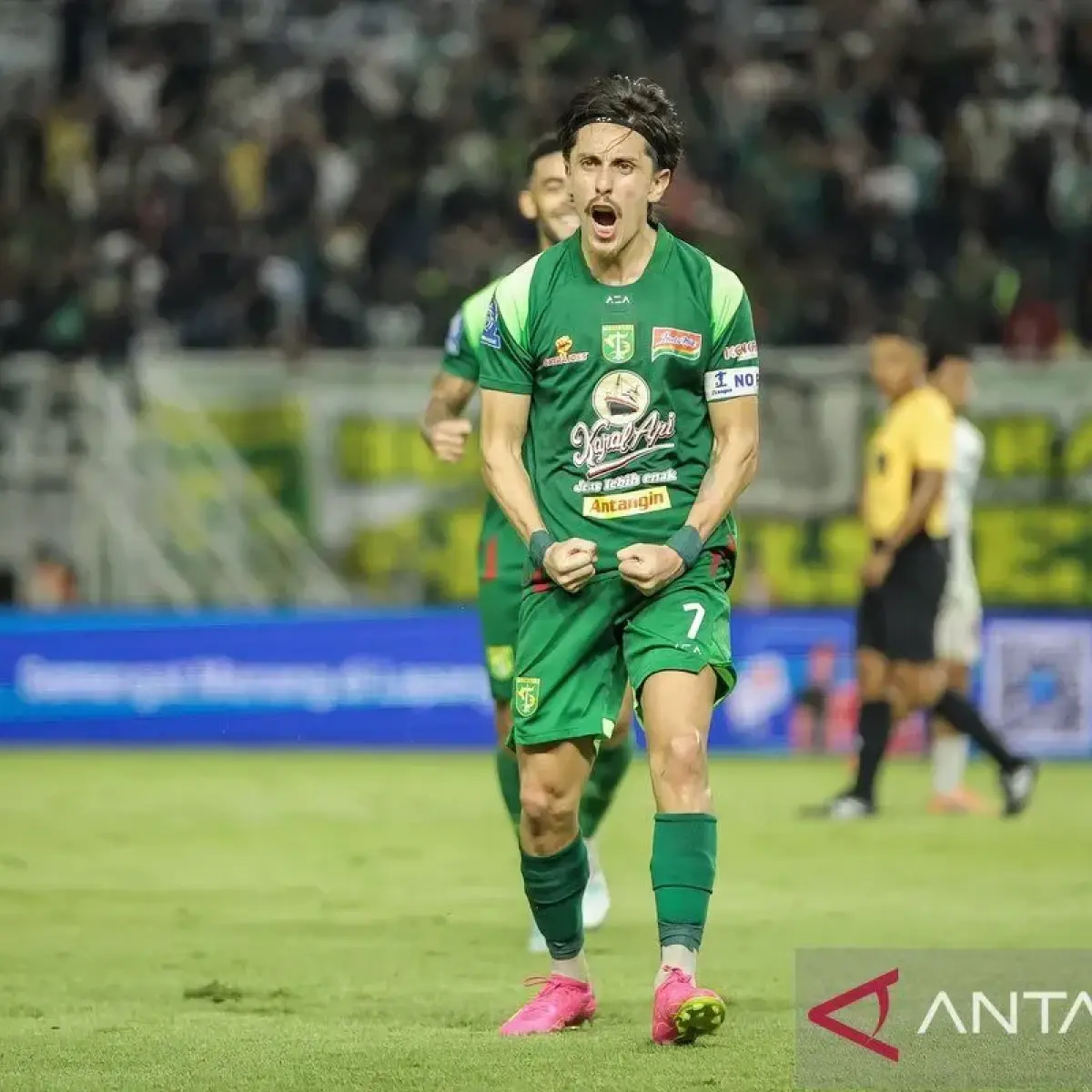 Pesepak bola Persebaya Surabaya Francisco Rivera berselebrasi usai mencetak gol ke gawang Persita Tangerang pada pertandingan BRI Super League di Stadion Gelora Bung Tomo, Surabaya, Jawa Timur, Sabtu (4/4/2025). Persebaya Surabaya menang atas Persita Tangerang dengan skor 1-0. ANTARA FOTO/Rizal Hanafi/tom.