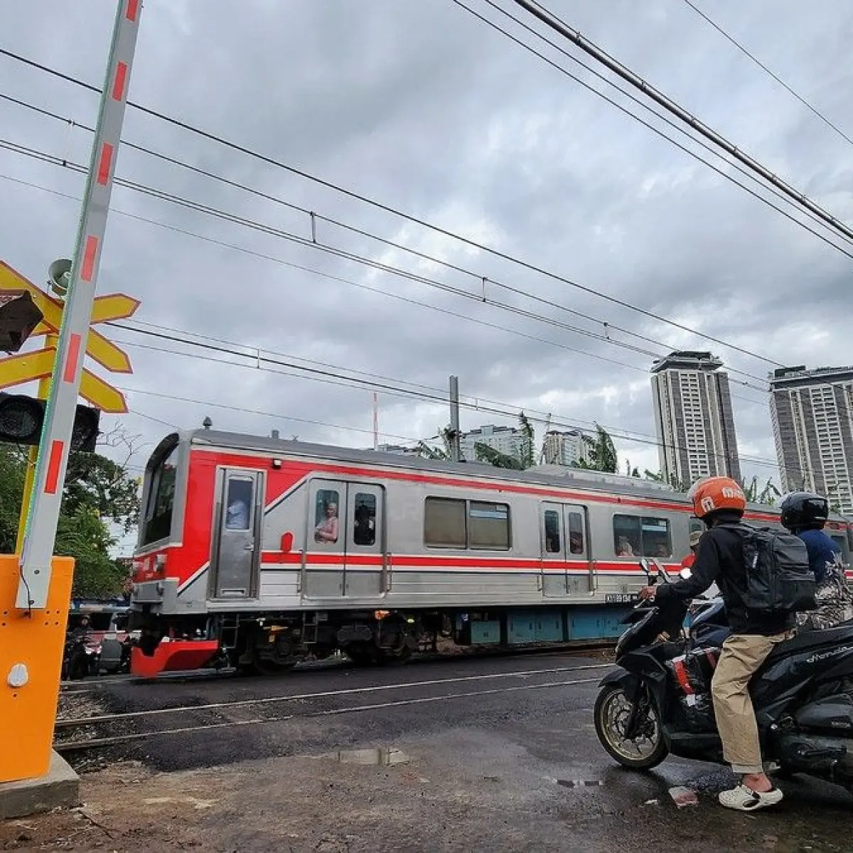 Kecelakaan Beruntun di Perlintasan Bekasi: Taksi Listrik dan KRL Terlibat Insiden yang Menyita Perhatian