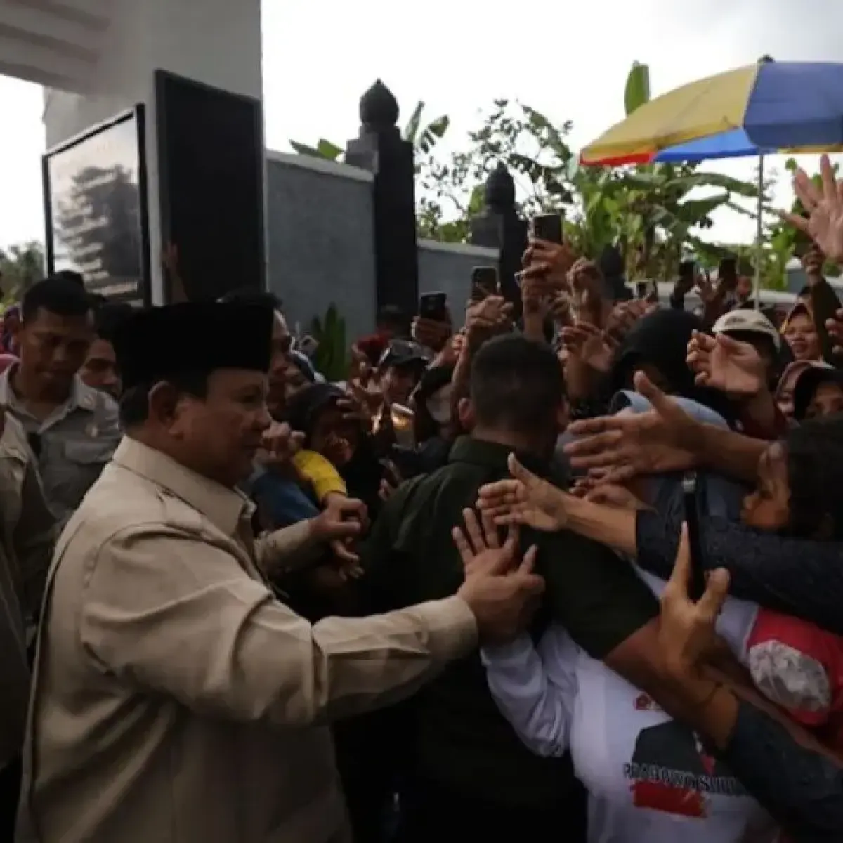 Presiden Prabowo Subianto disambut warga Desa Dawuhan, Banyumas, Jawa Tengah, Selasa (28/4/2026). (ANTARA/HO-Badan Komunikasi Pemerintah)