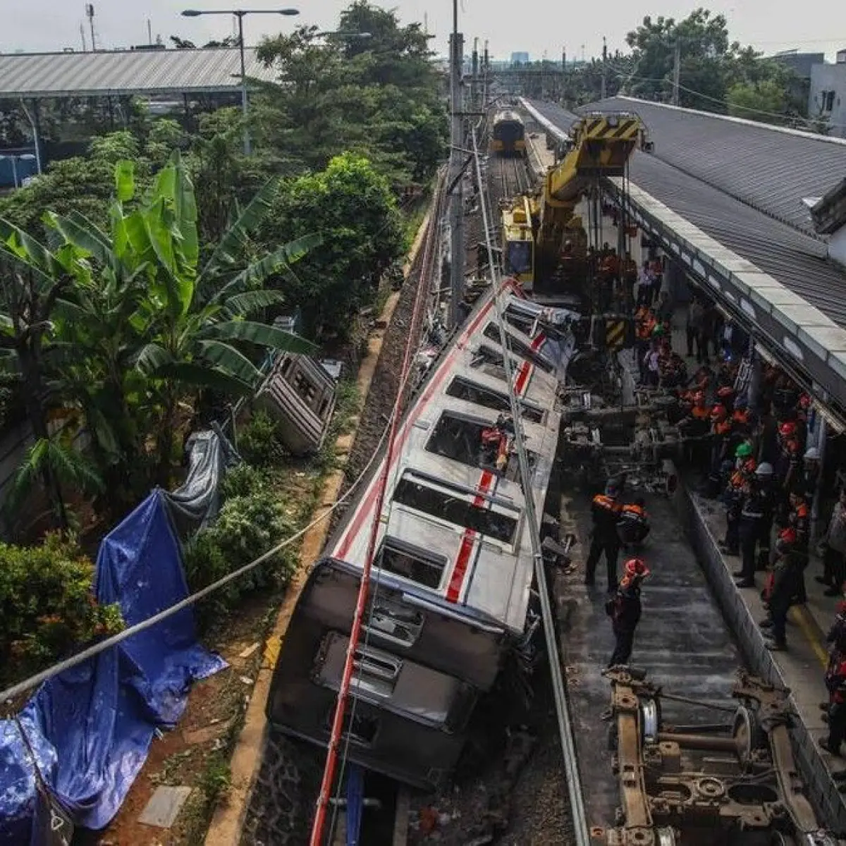 Evakuasi KRL Ringsek di Bekasi. (Foto: Pradita Utama / detikfoto)